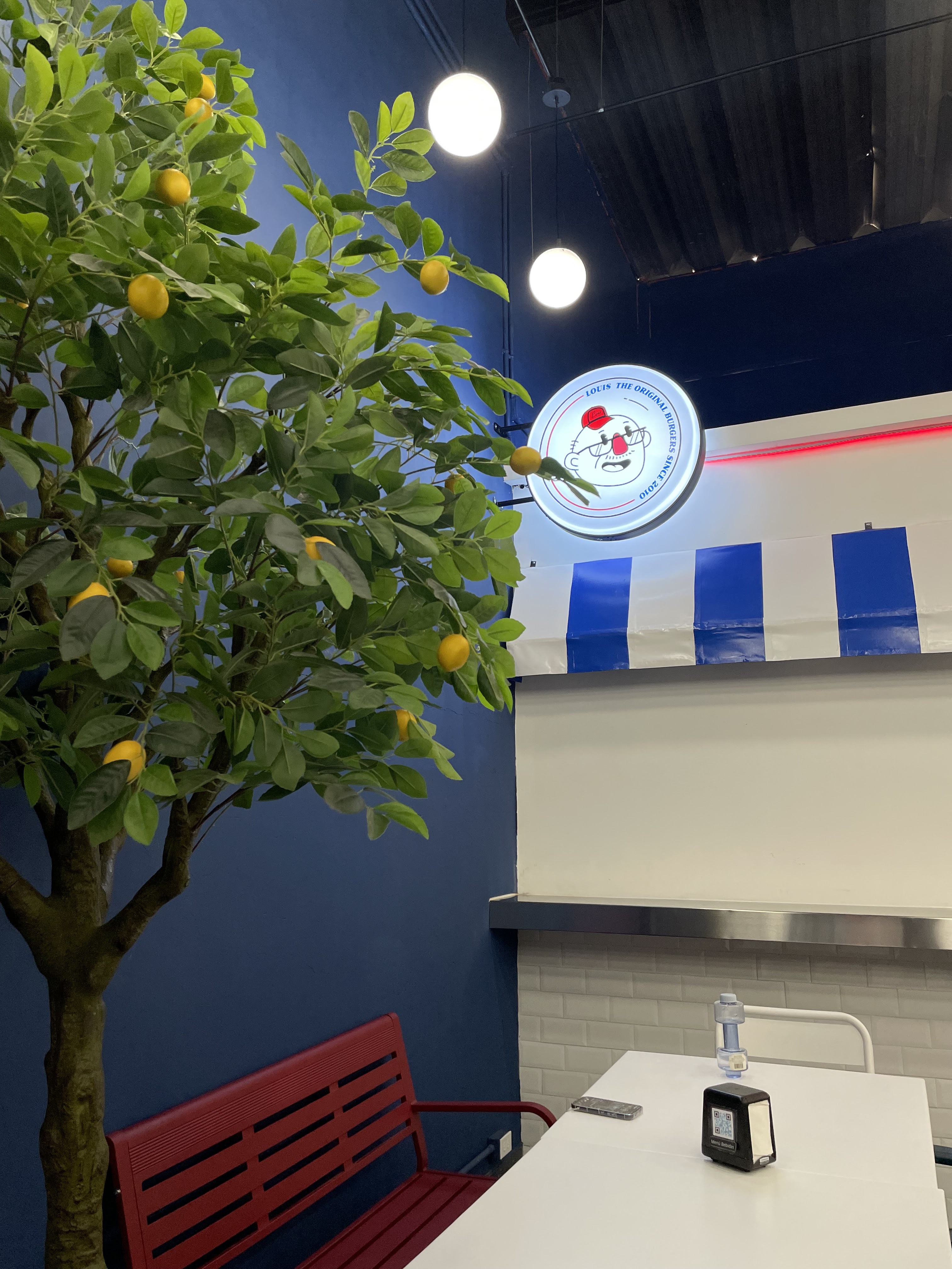 Louis Original Burgers image 5