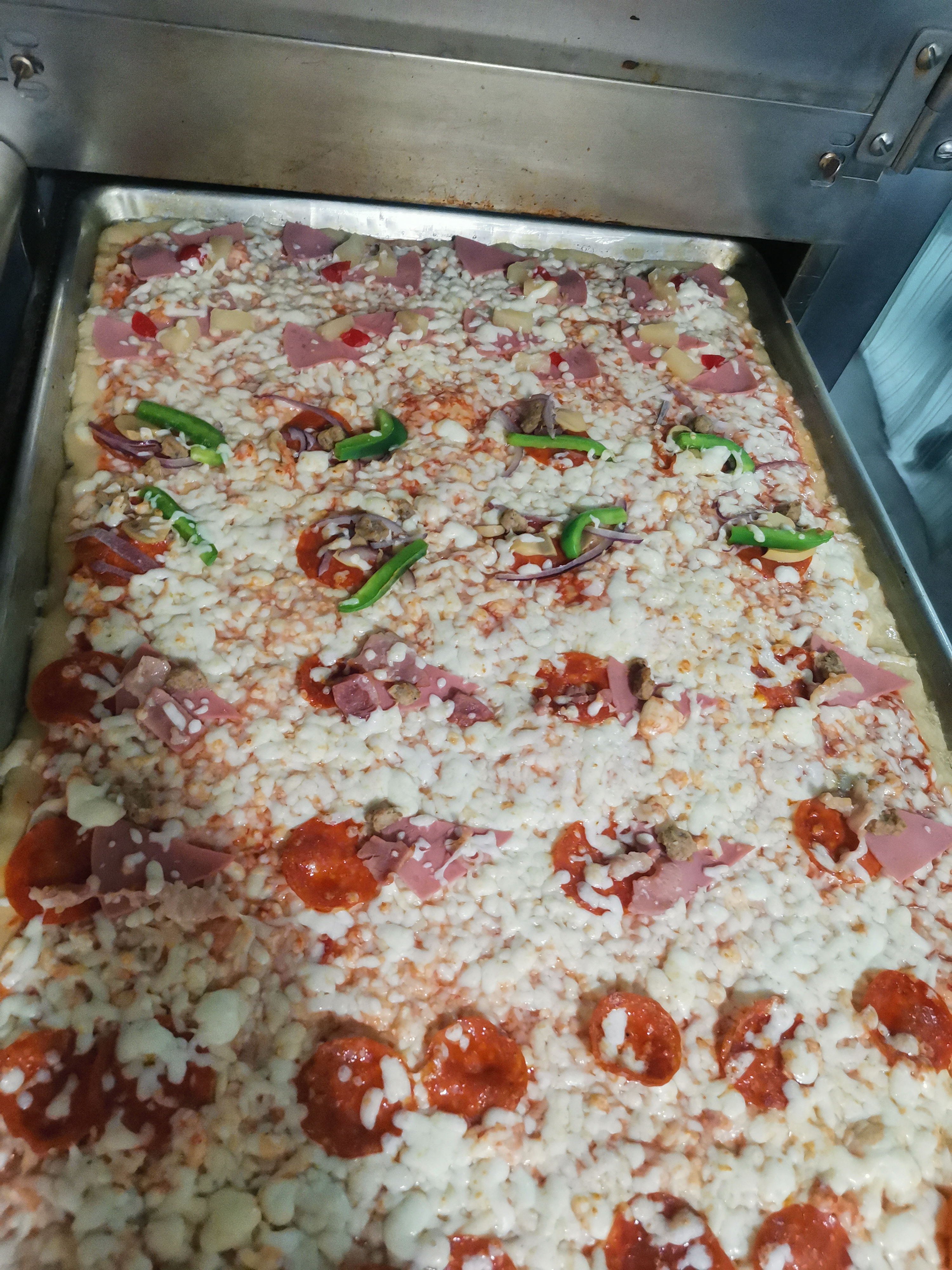 Pizzaroni pizza image 3