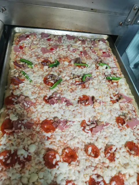 Pizzaroni pizza image 3