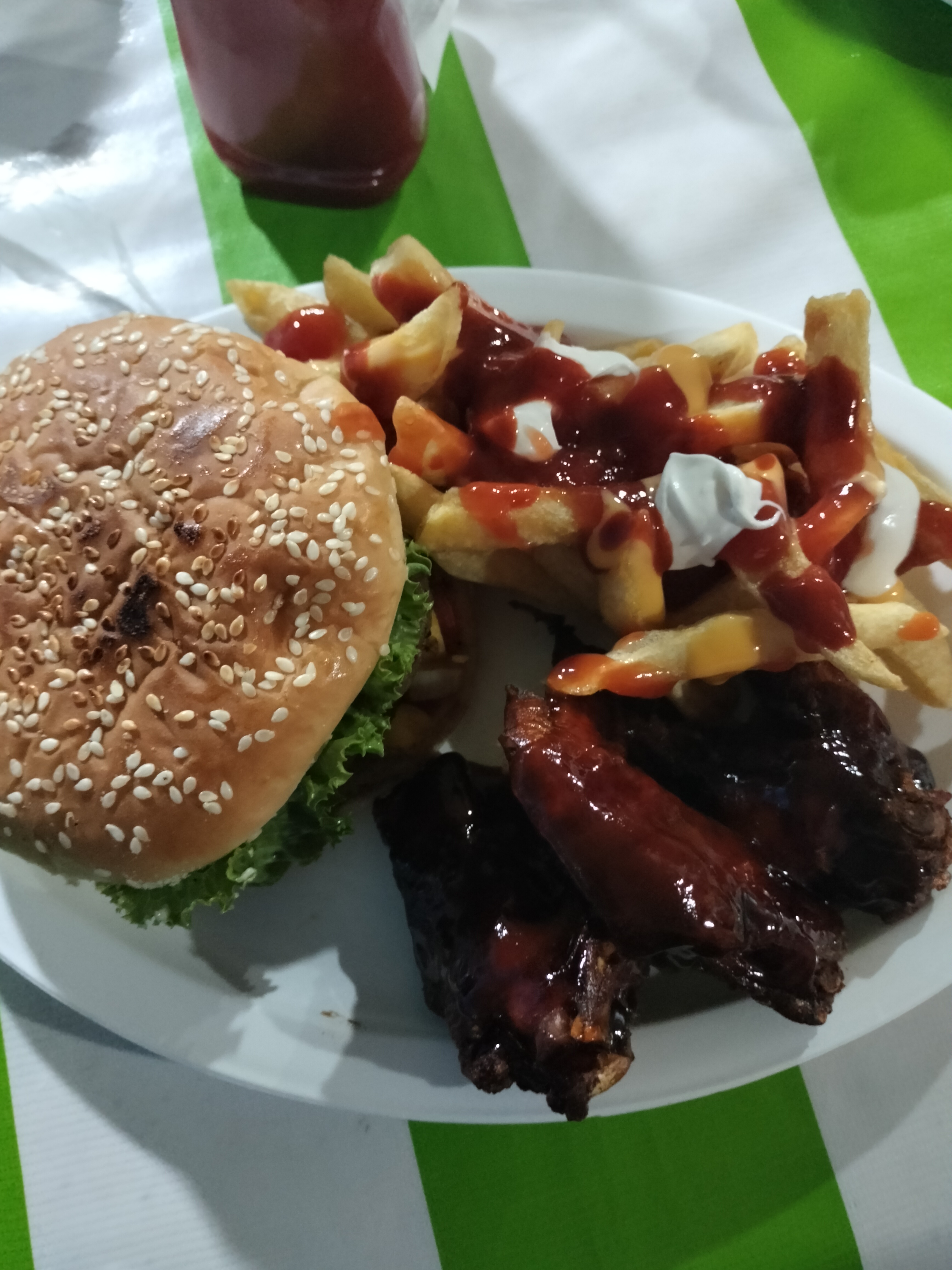 Alitas y hamburguesas Medin image 2