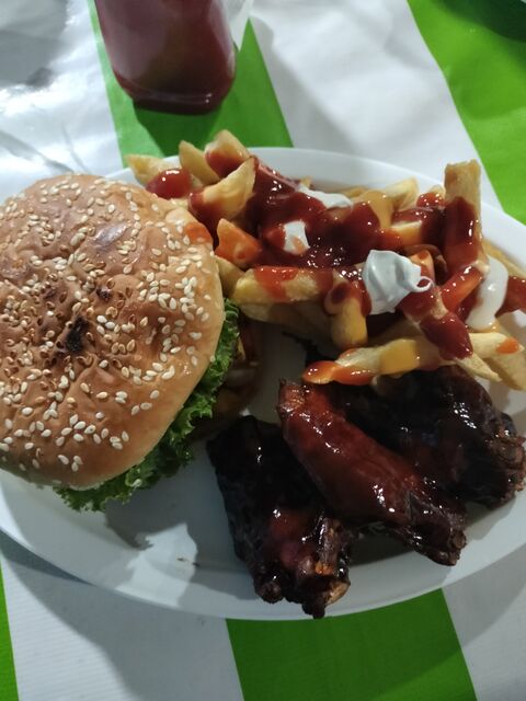Alitas y hamburguesas Medin image 2