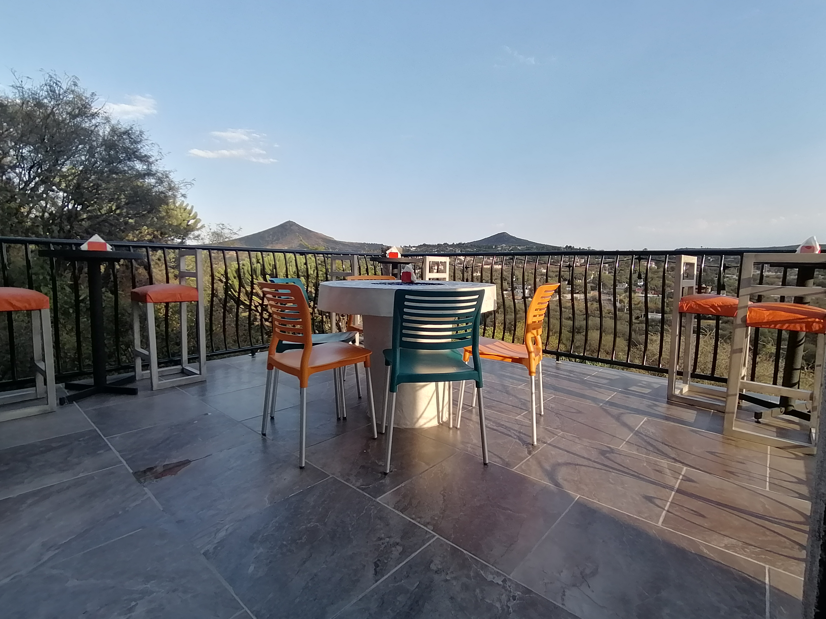 LUNA da sports bar & grill image 6