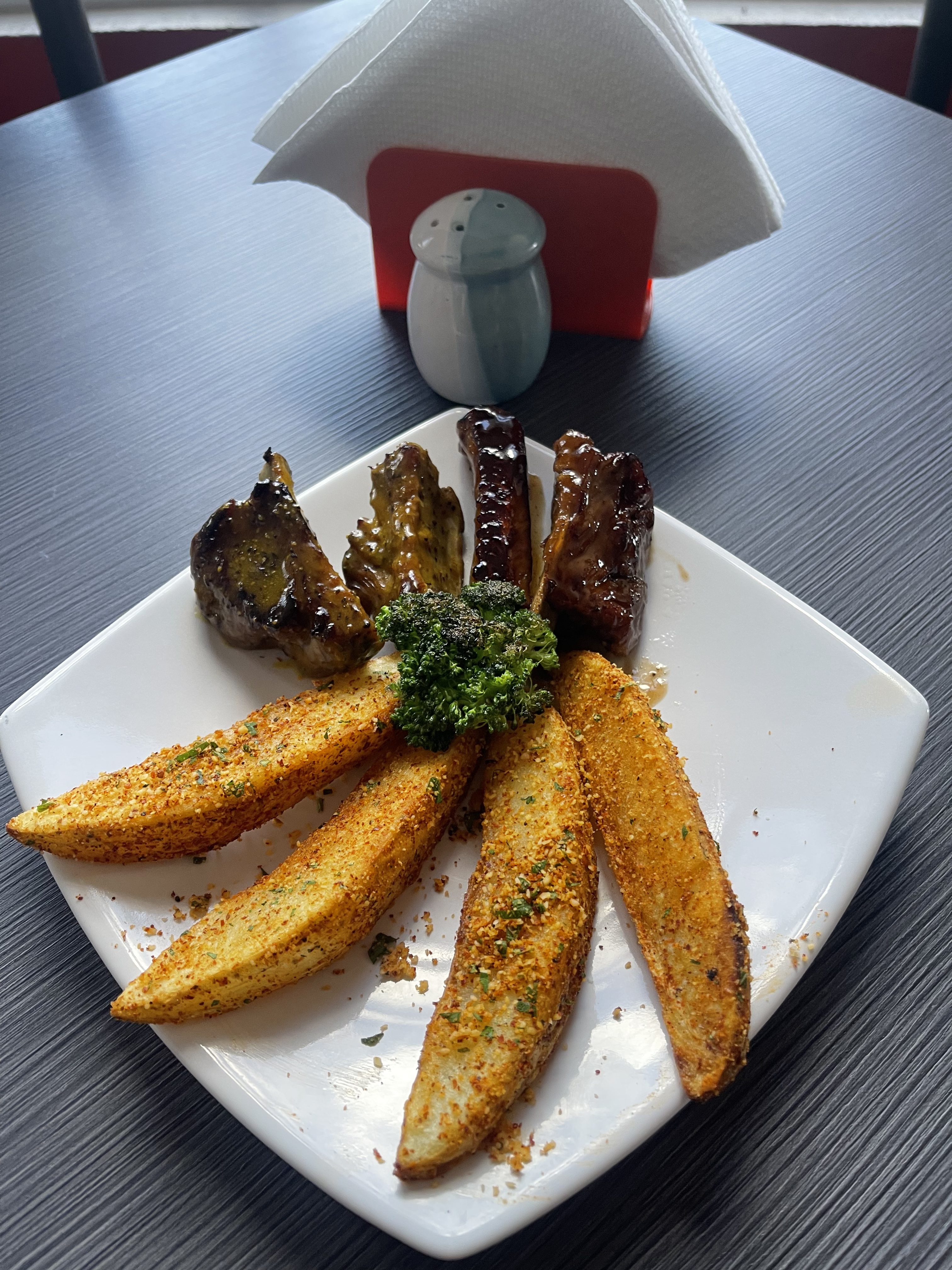 LUNA da sports bar & grill image 9