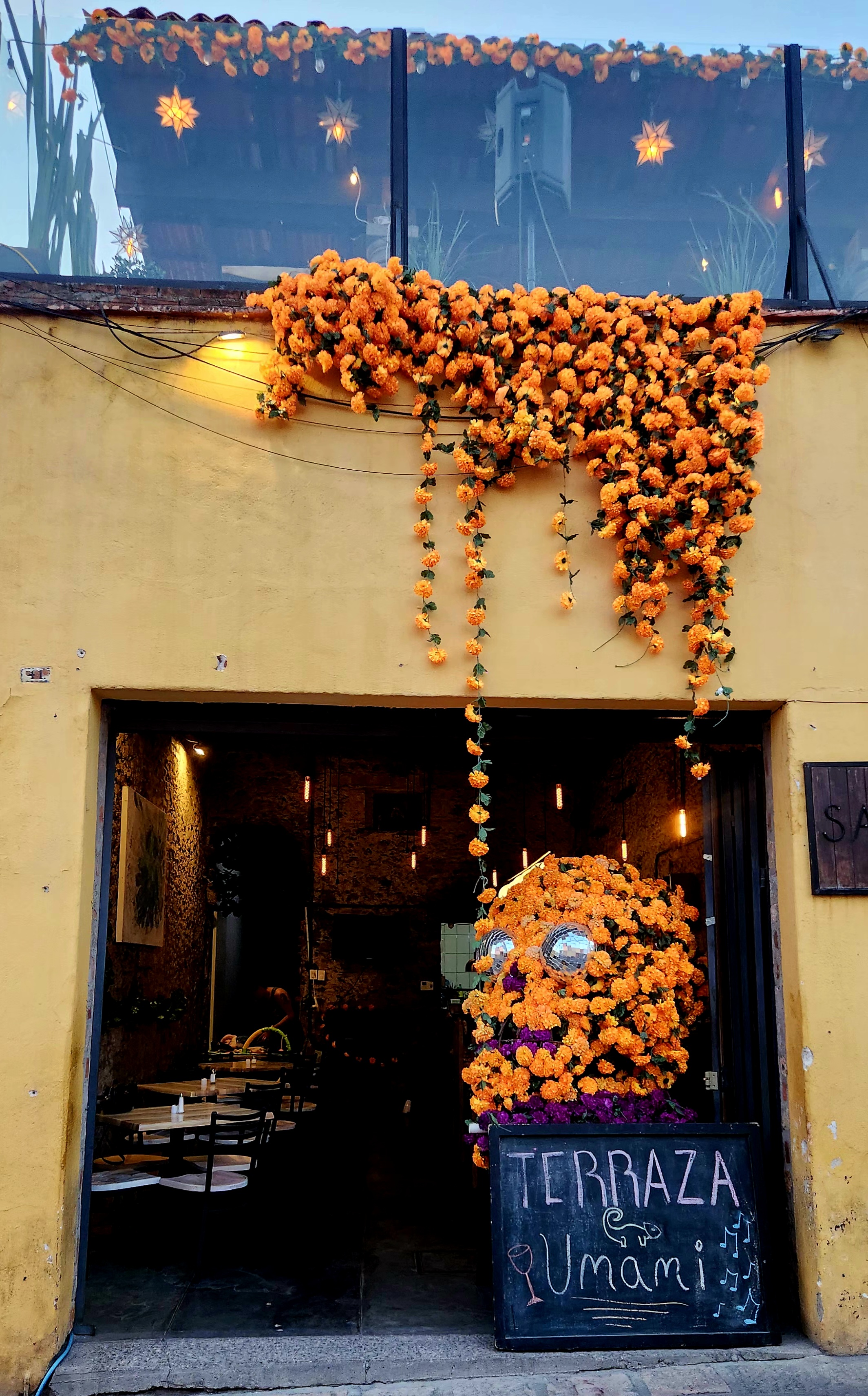 Rooftop, restaurante y bar de musica latina en vivo Umami image 4