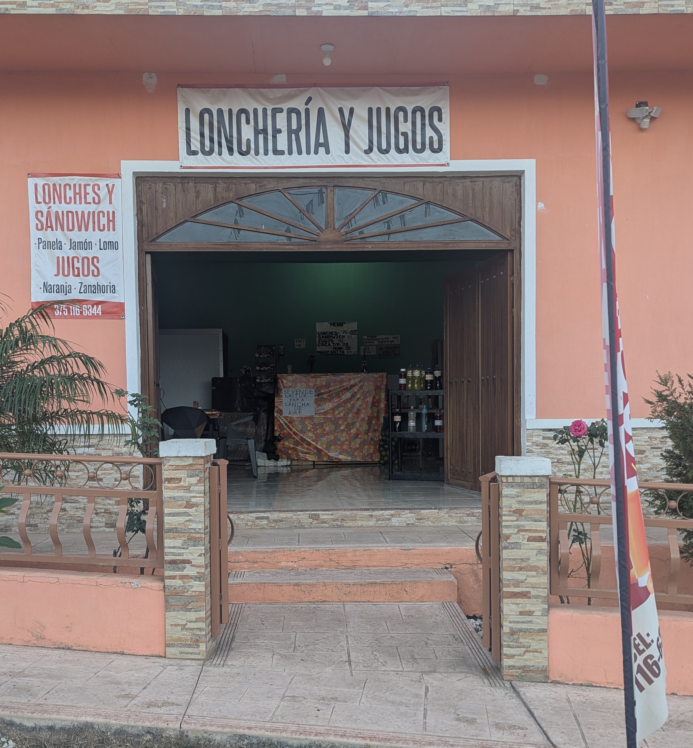 Loncheria y Jugos image 2