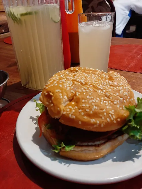 Amores Bistro image 4