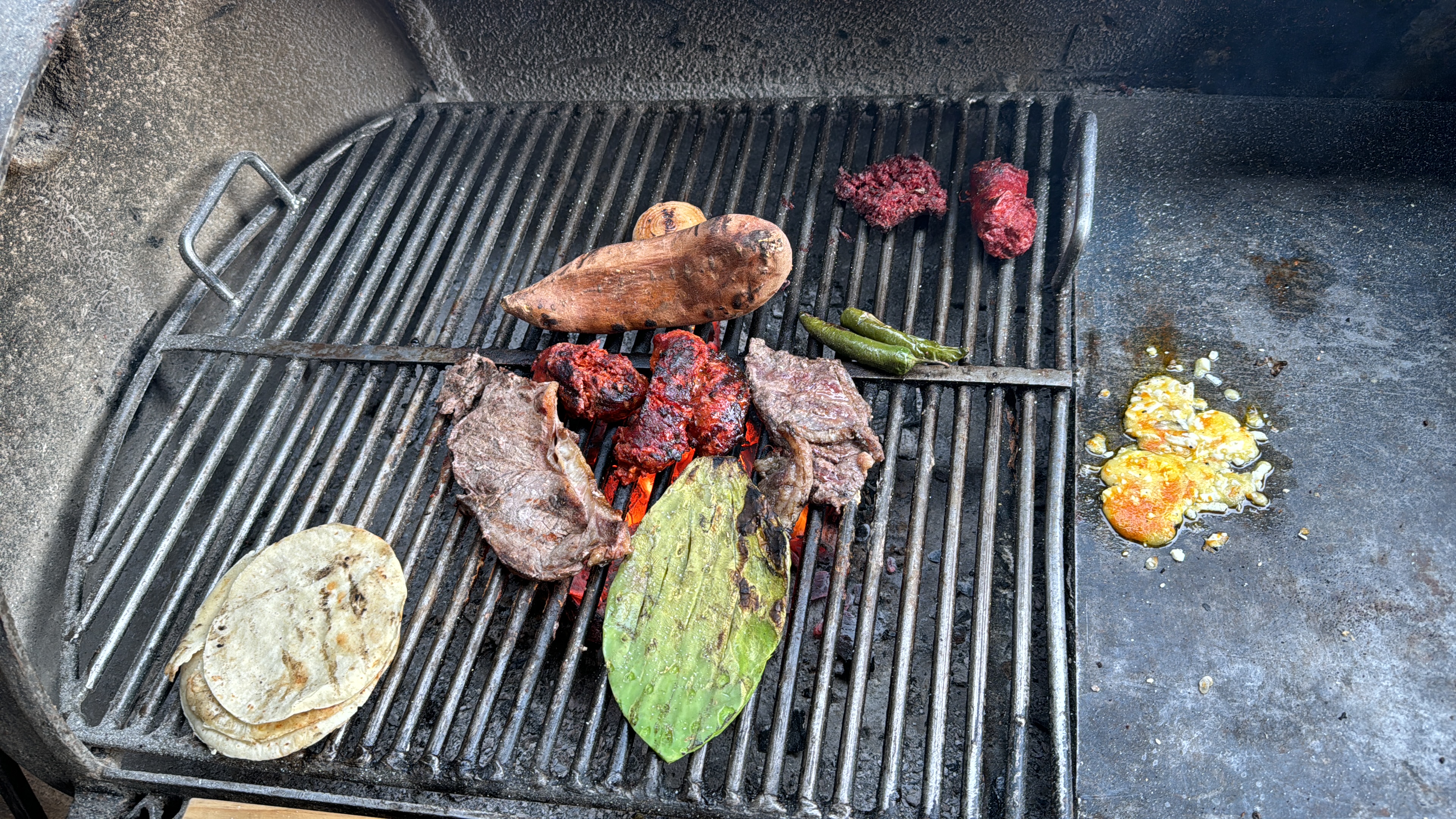 EL FORASTERO - Hamburguesas al carbón y tacos de carne asada image 2