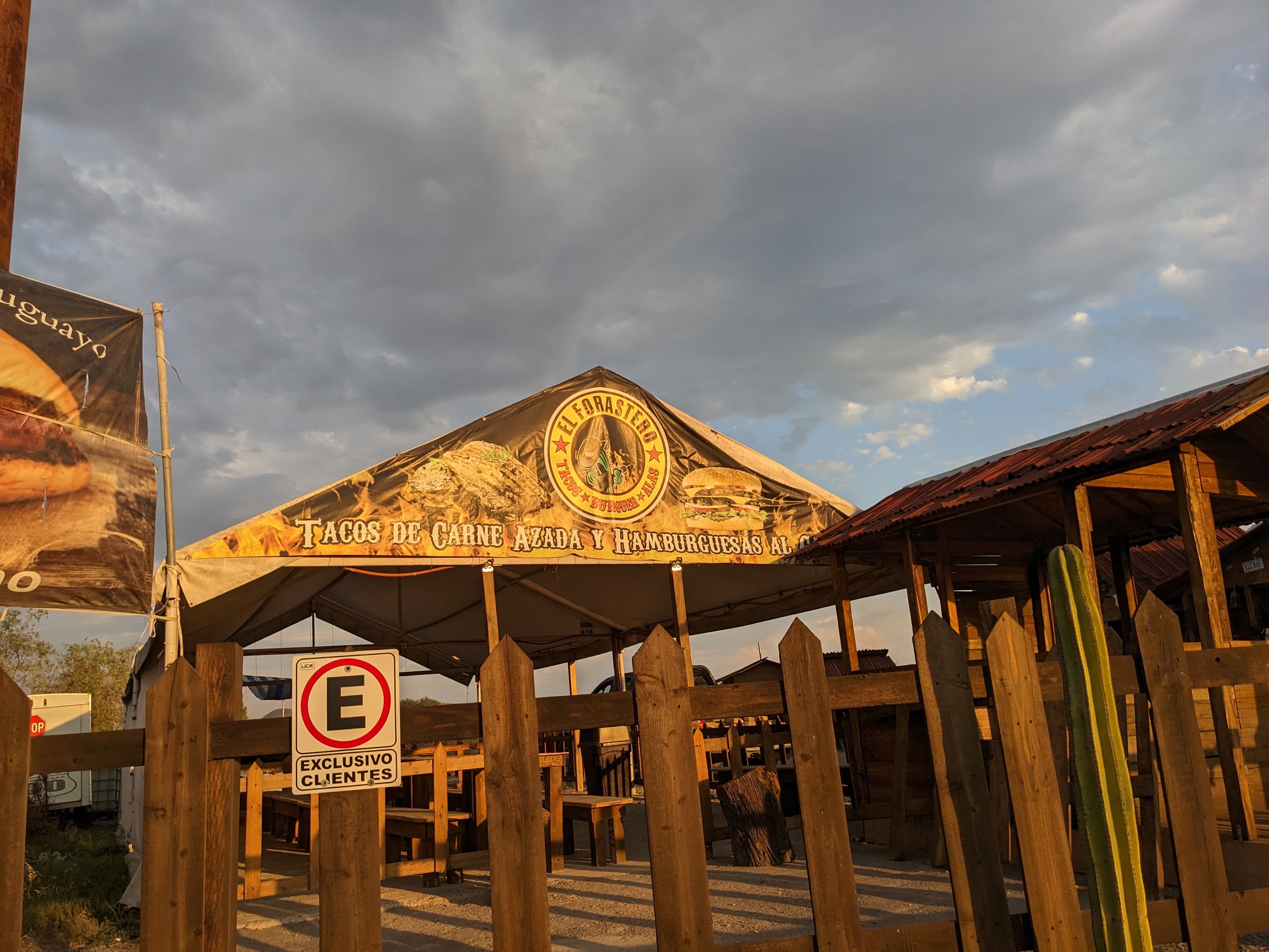 EL FORASTERO - Hamburguesas al carbón y tacos de carne asada image 3
