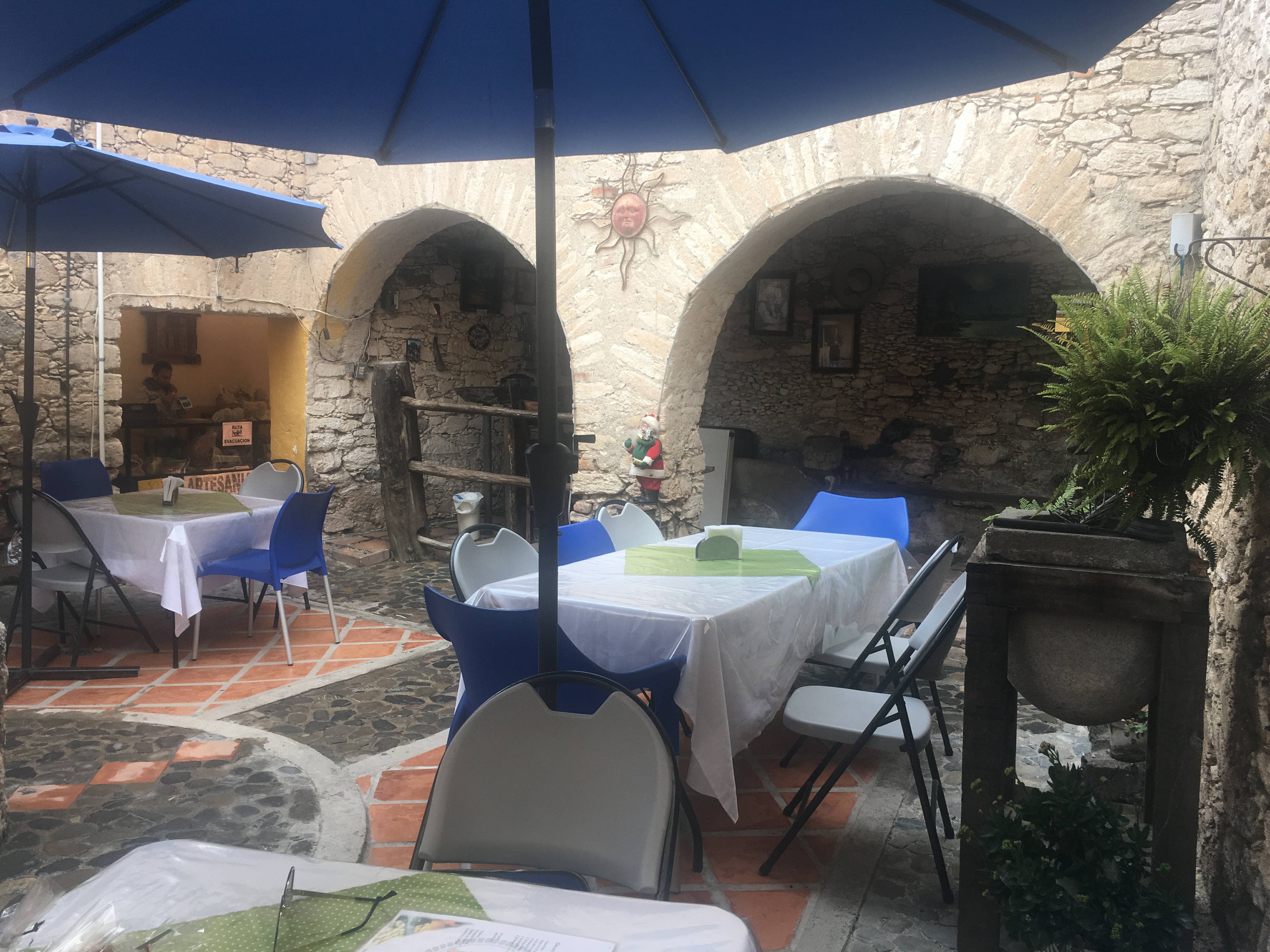 Restaurant 1600 El encino image 1