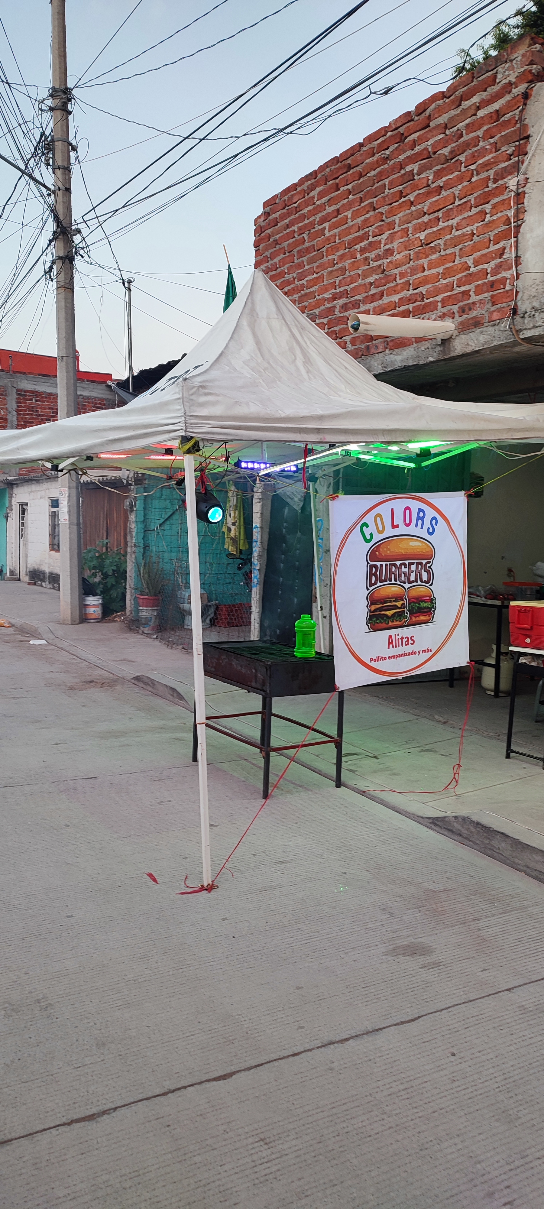 Colors Burgers y Alitas image 1