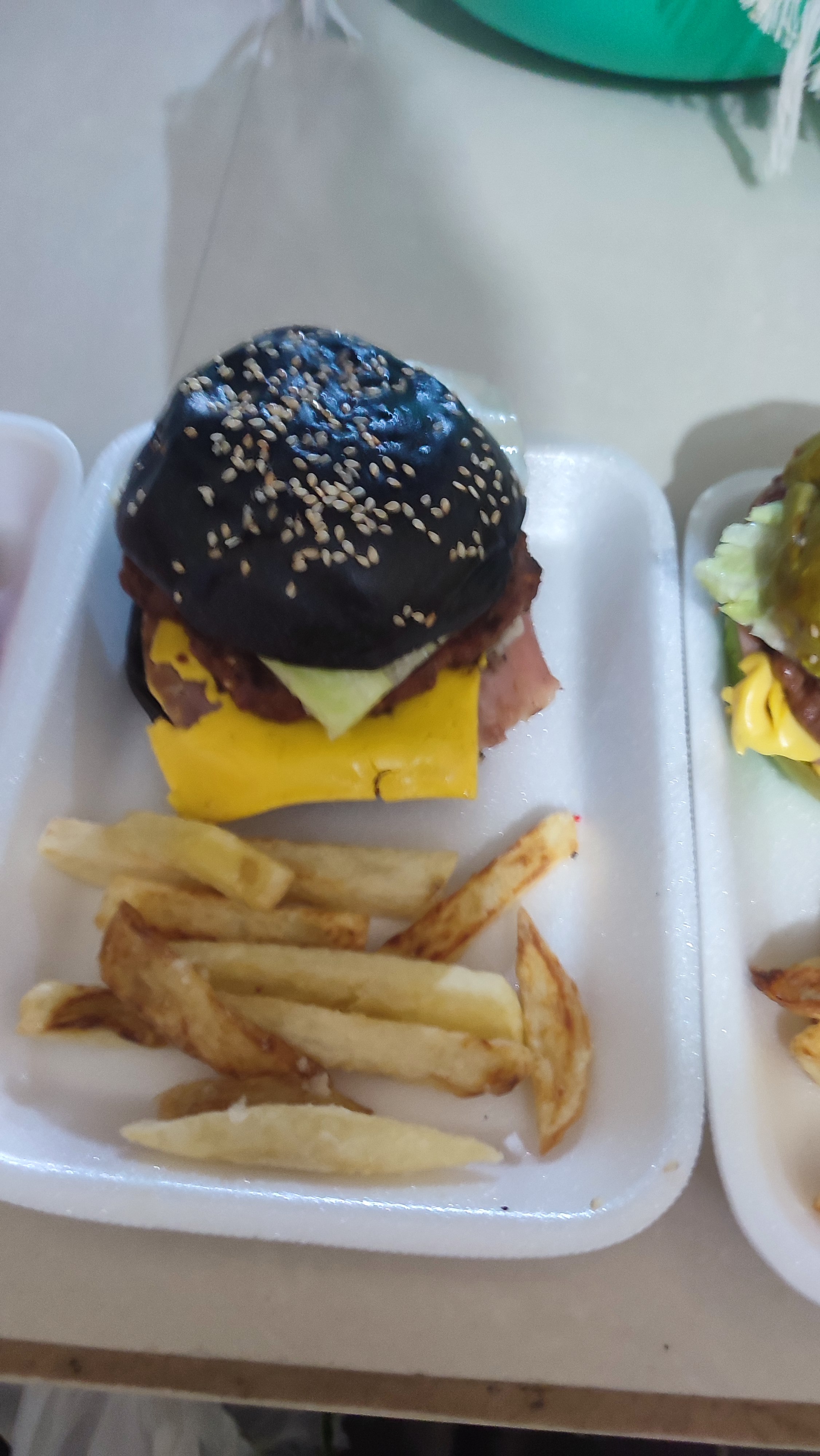 Colors Burgers y Alitas image 3