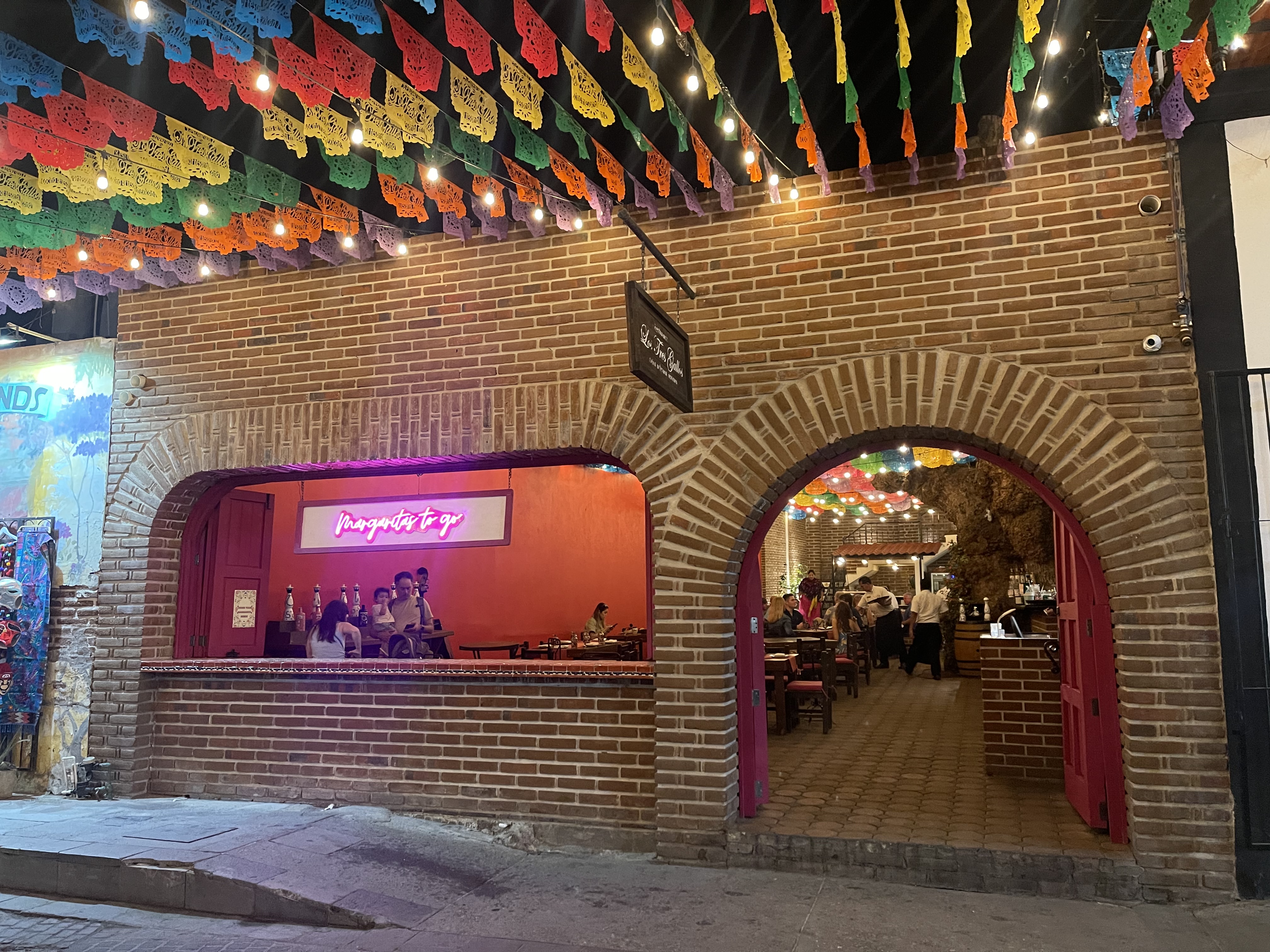 Los Tres Gallos image 1