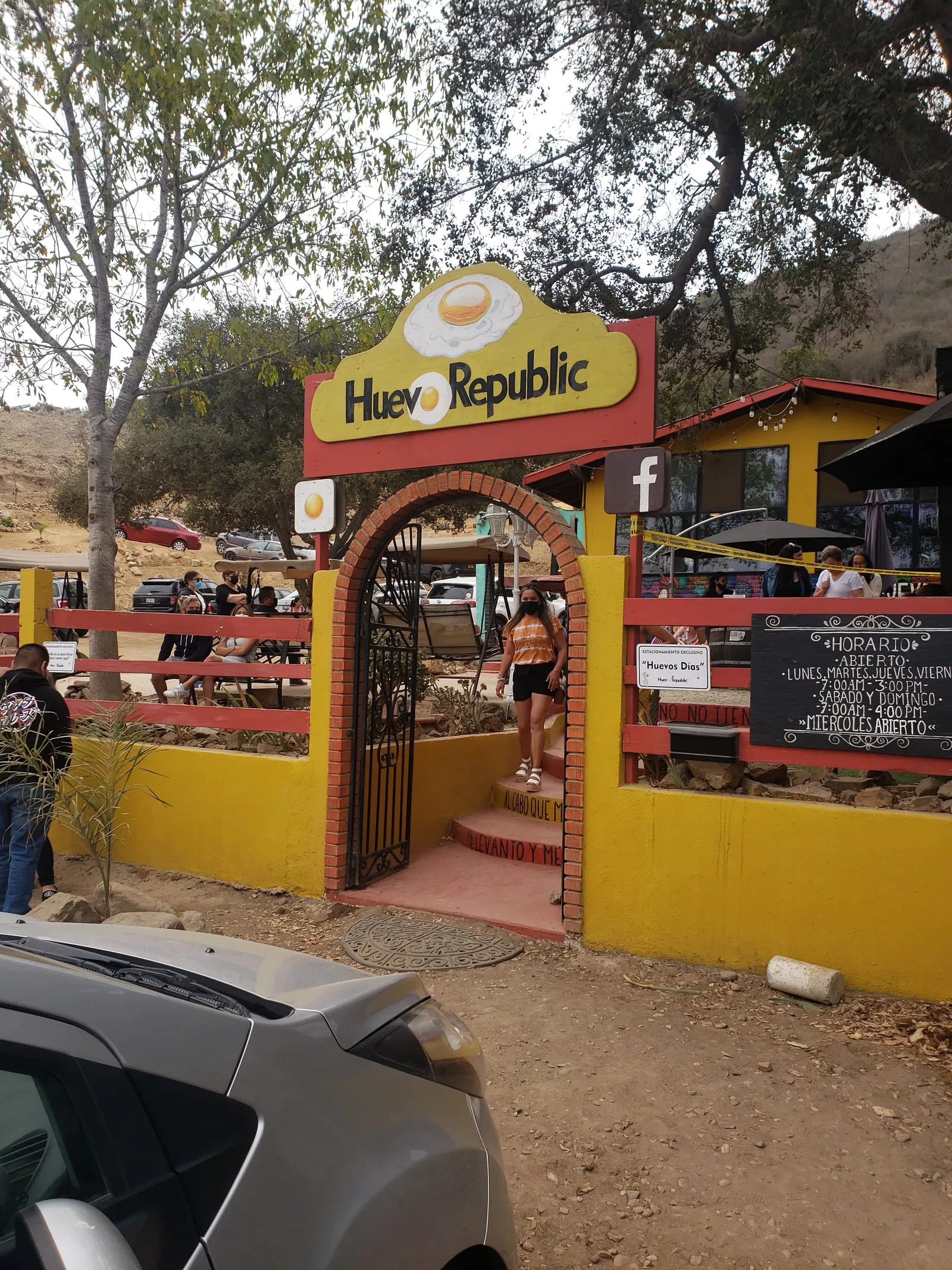 Huevo Republic Restaurant image 6
