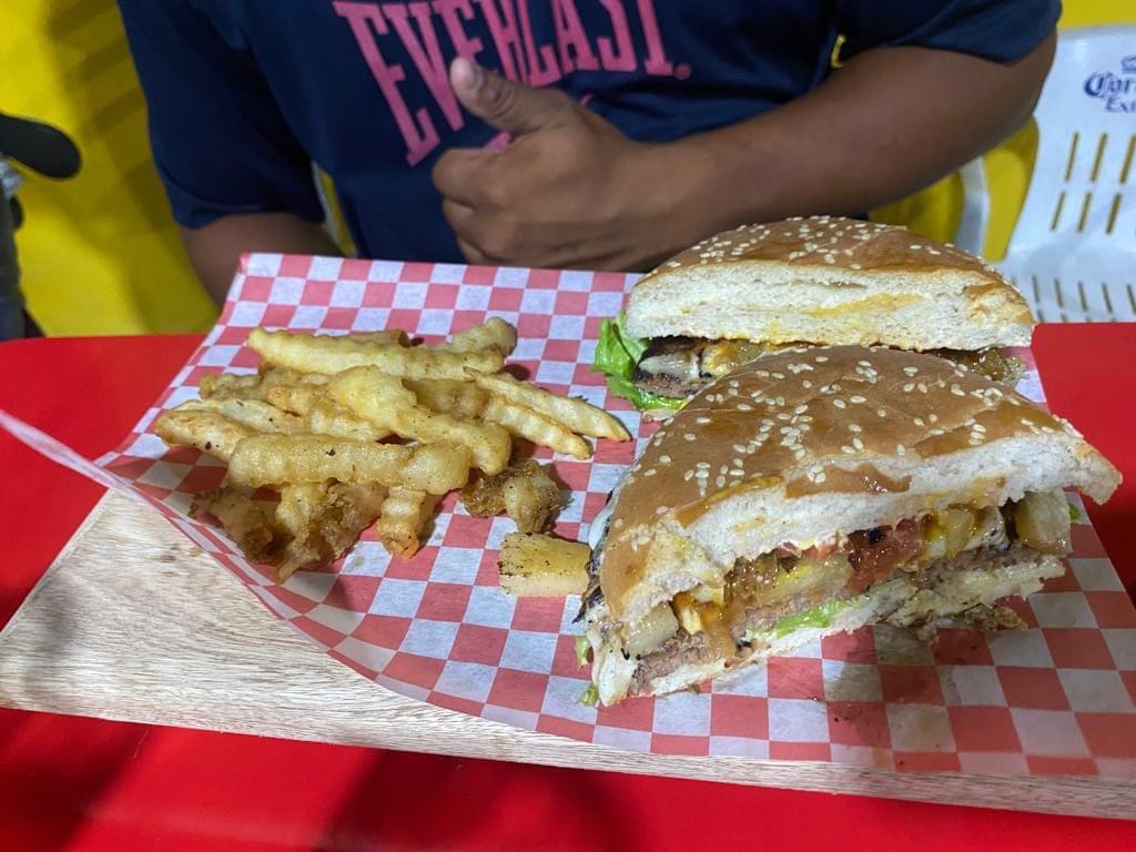 Reyes burger image 4