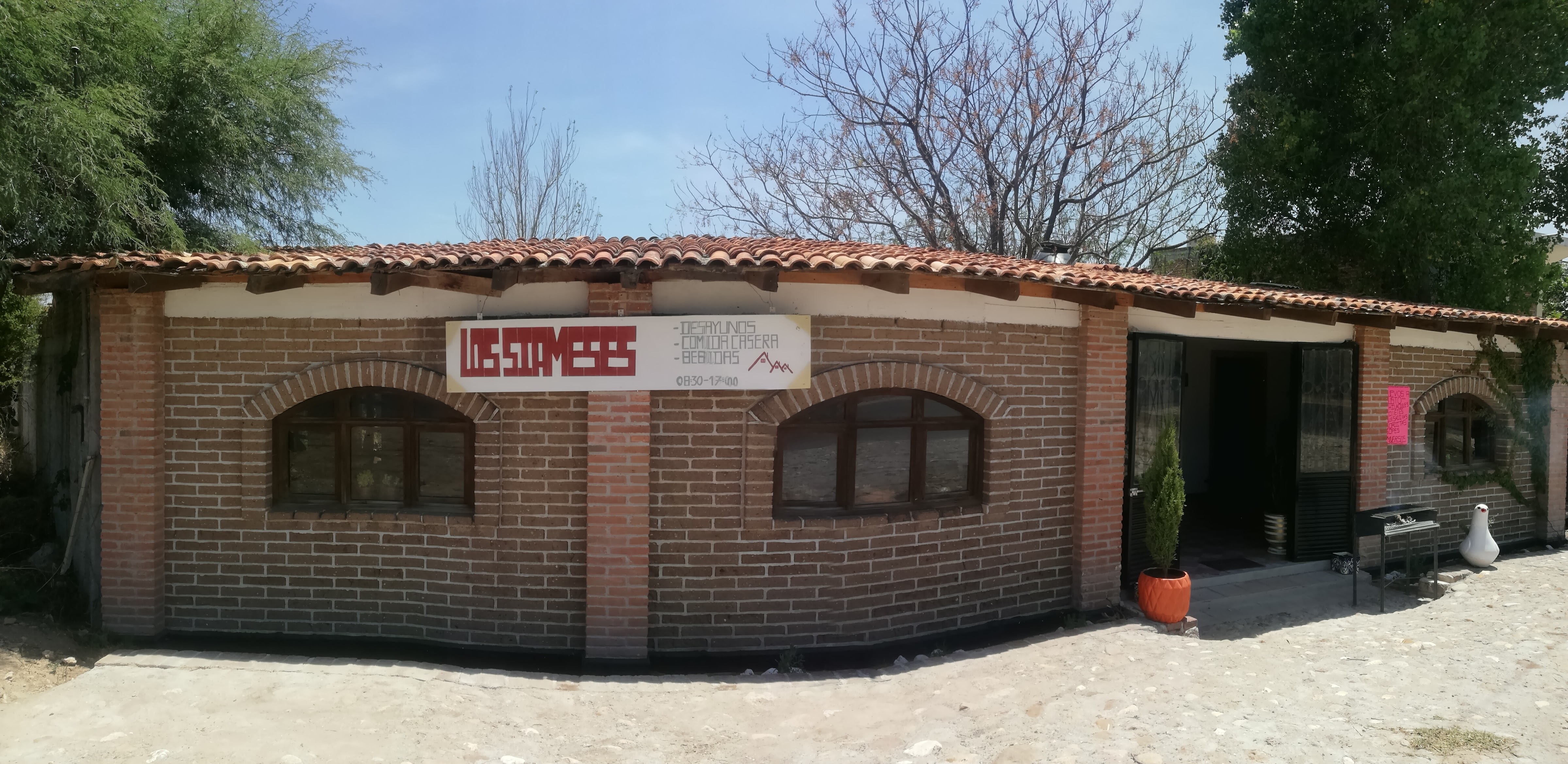 La cabañita .Los siameses image 2