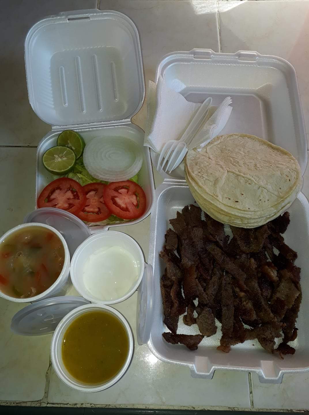 "HELADOS BURGOS" Y "POLLOS Y CARNES ASADAS PIOLIN" image 2