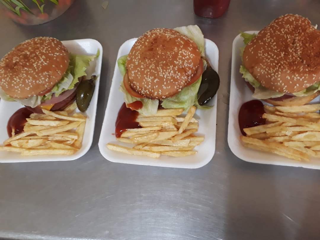 "HELADOS BURGOS" Y "POLLOS Y CARNES ASADAS PIOLIN" image 3