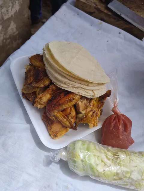 Pollos Asados El Lirio image 4