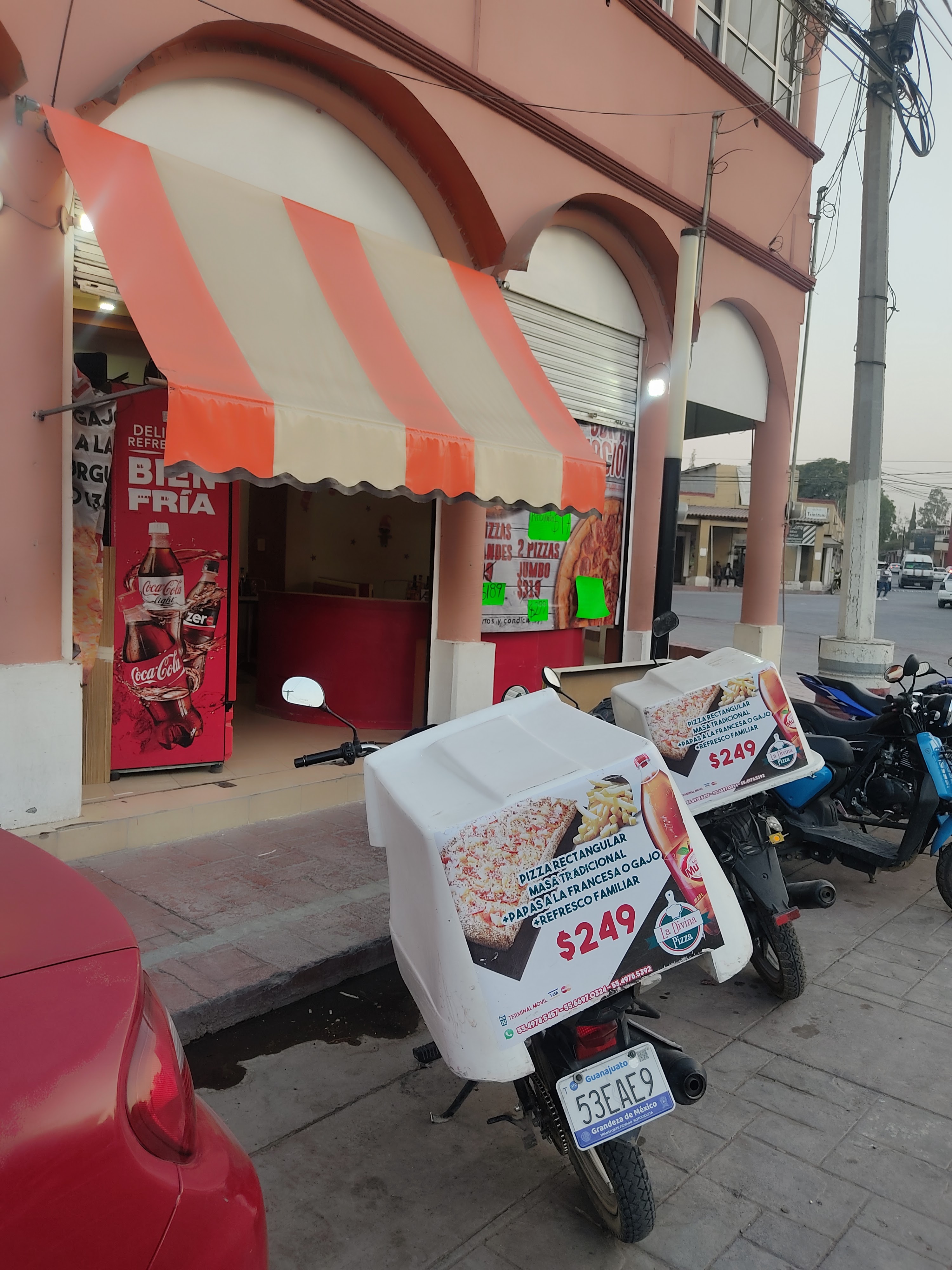 La Divína Pizza image 4