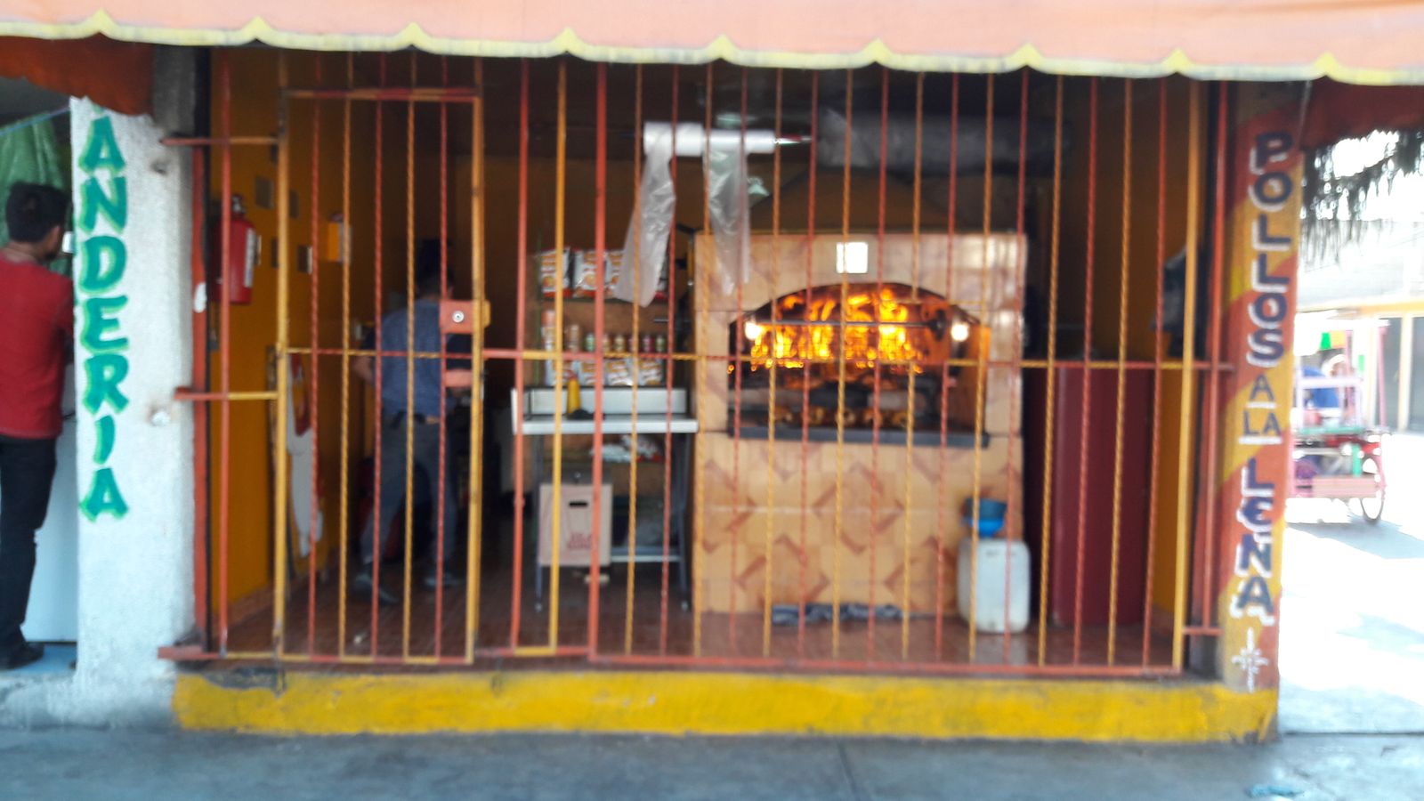 Pollos a La Leña image 1