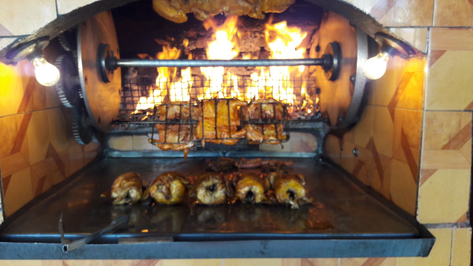 Pollos a La Leña image 3