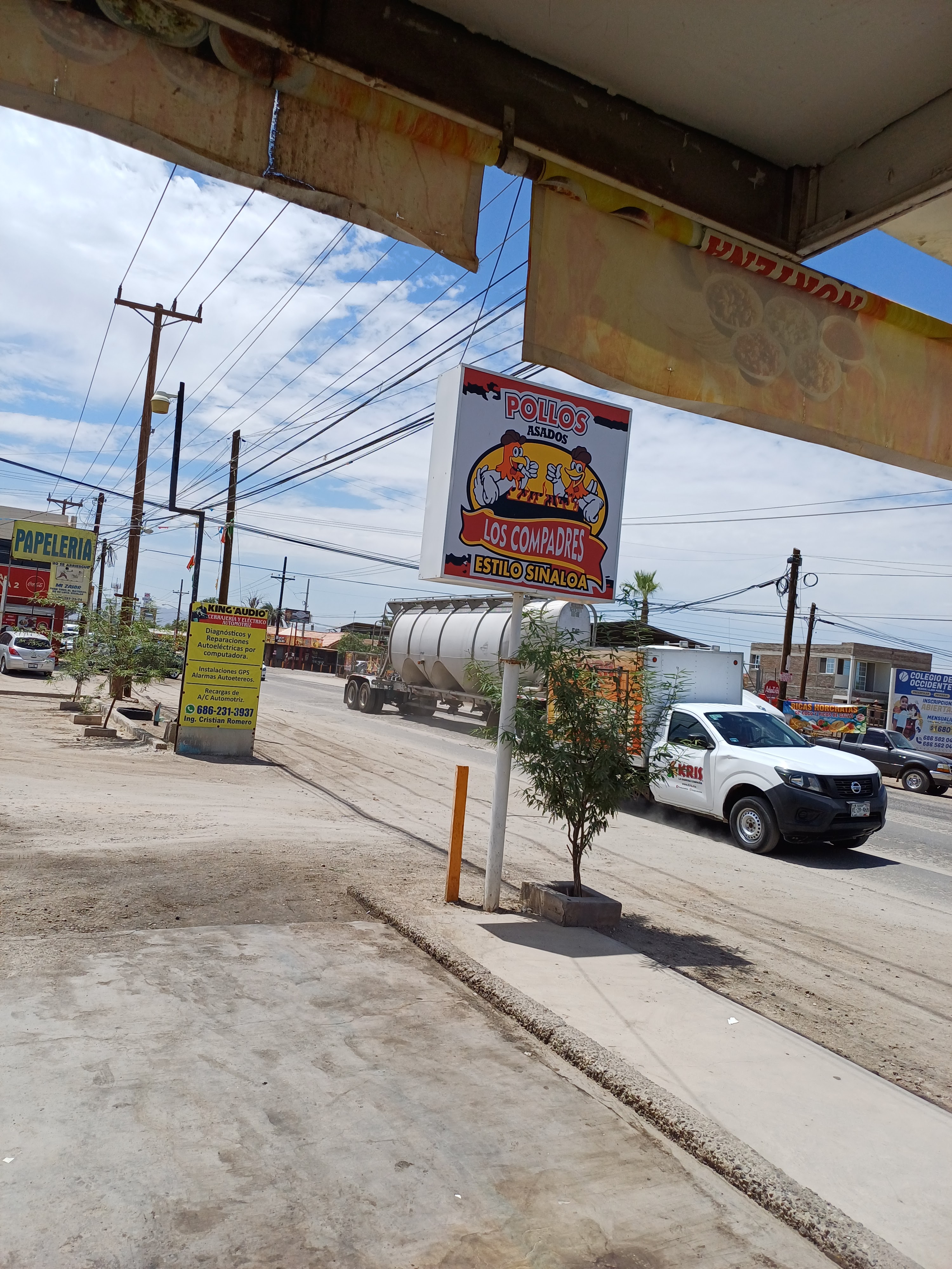 Pollos Asados Los Compadres - Valle Puebla image 1