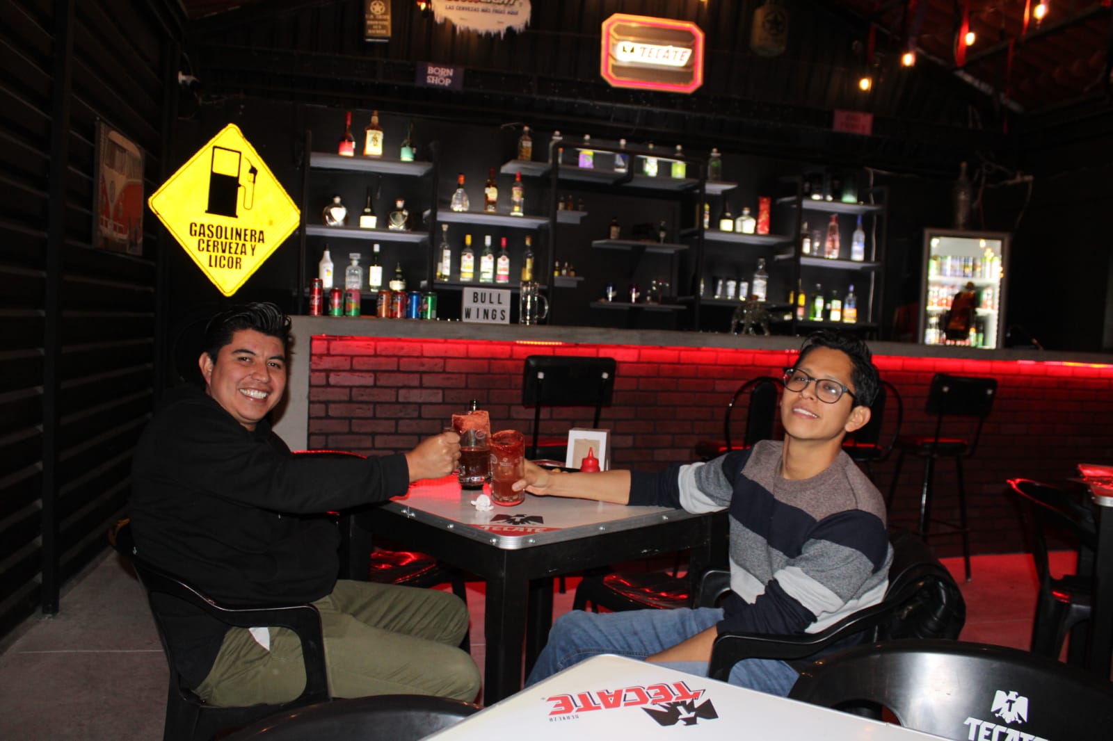 Alitas y hamburguesas BullWings image 3