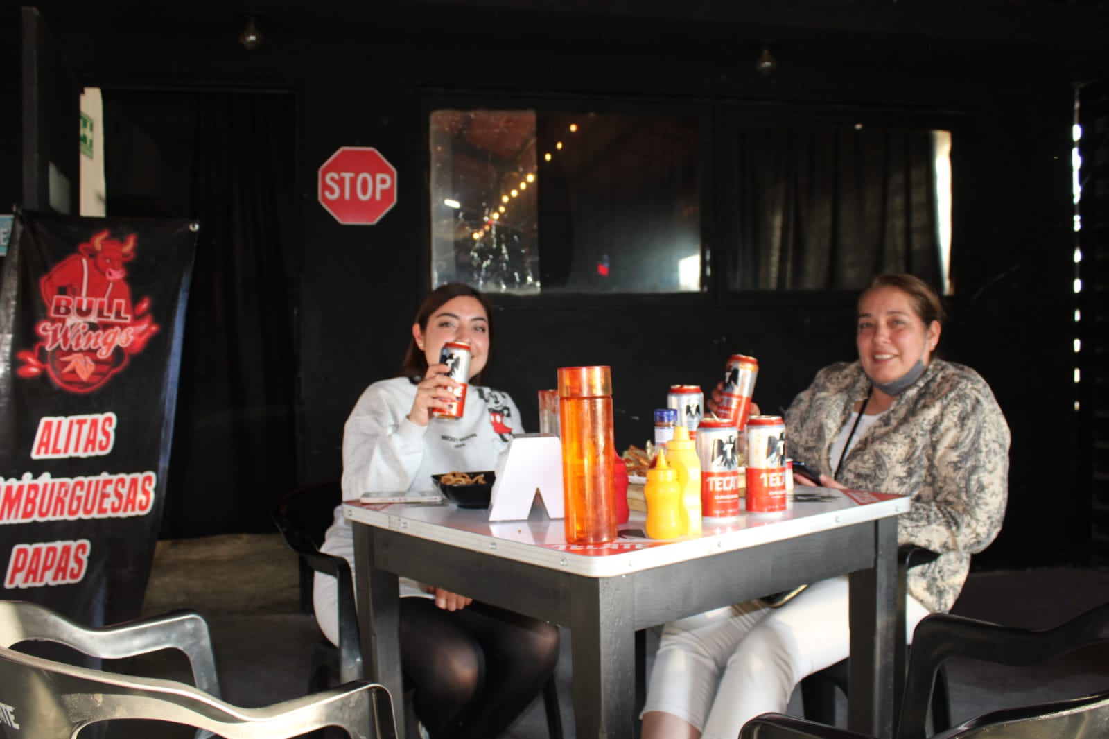 Alitas y hamburguesas BullWings image 4