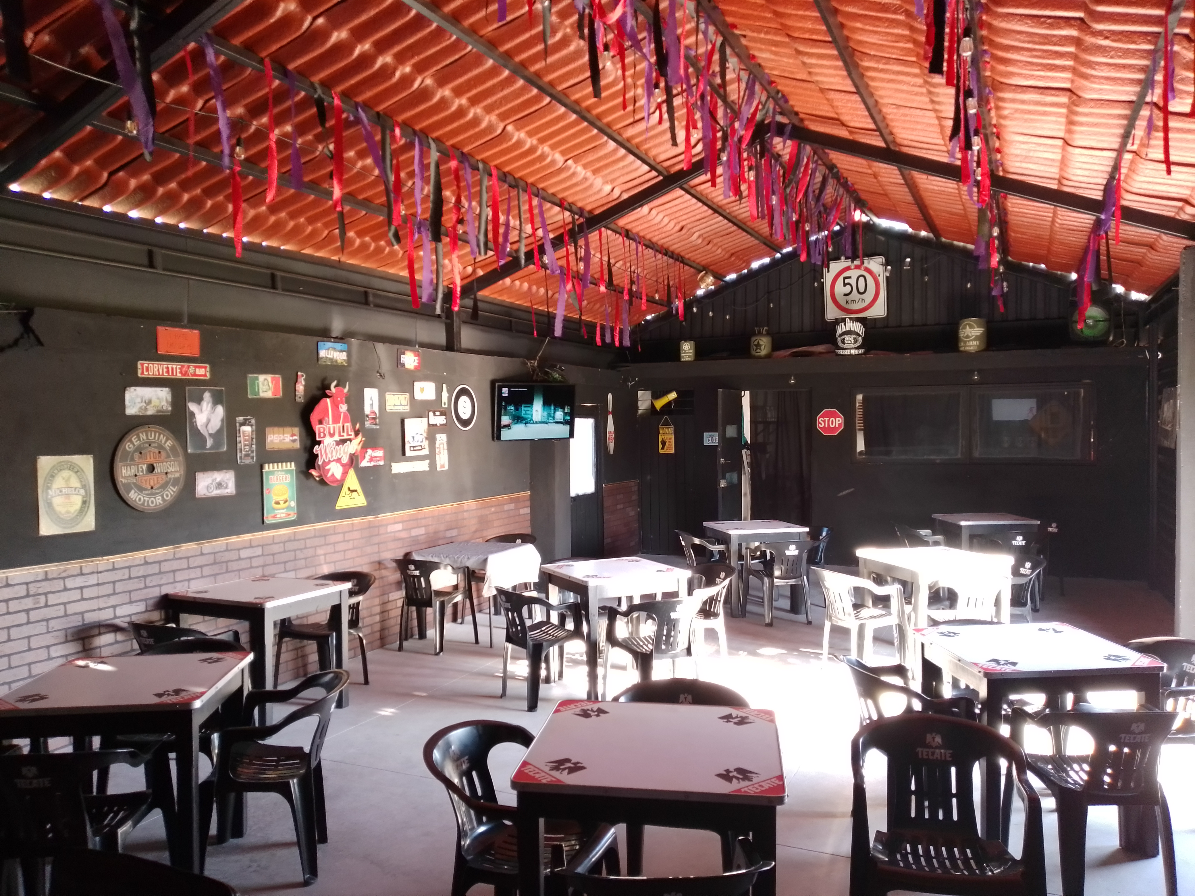 Alitas y hamburguesas BullWings image 9