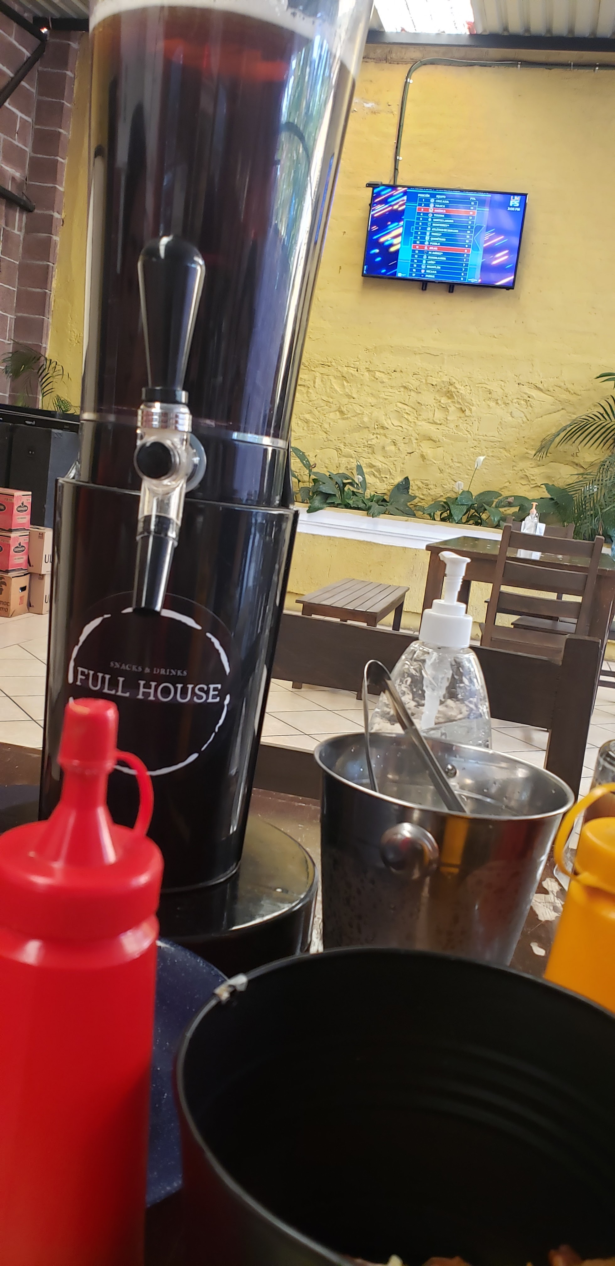 FULL HOUSE snacks & drinks image 5