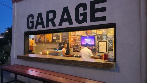 VIP GARAGE BURGERS & WINGS image 3