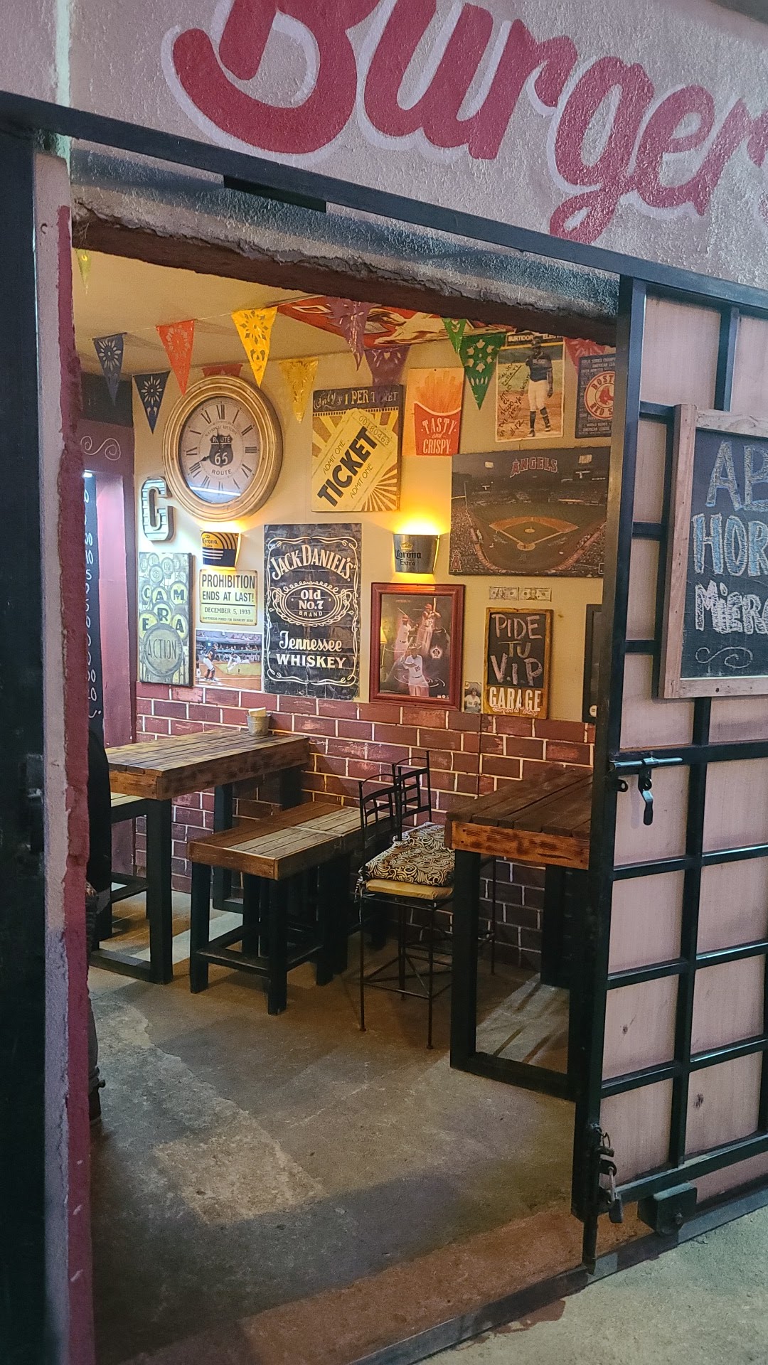 VIP GARAGE BURGERS & WINGS image 5