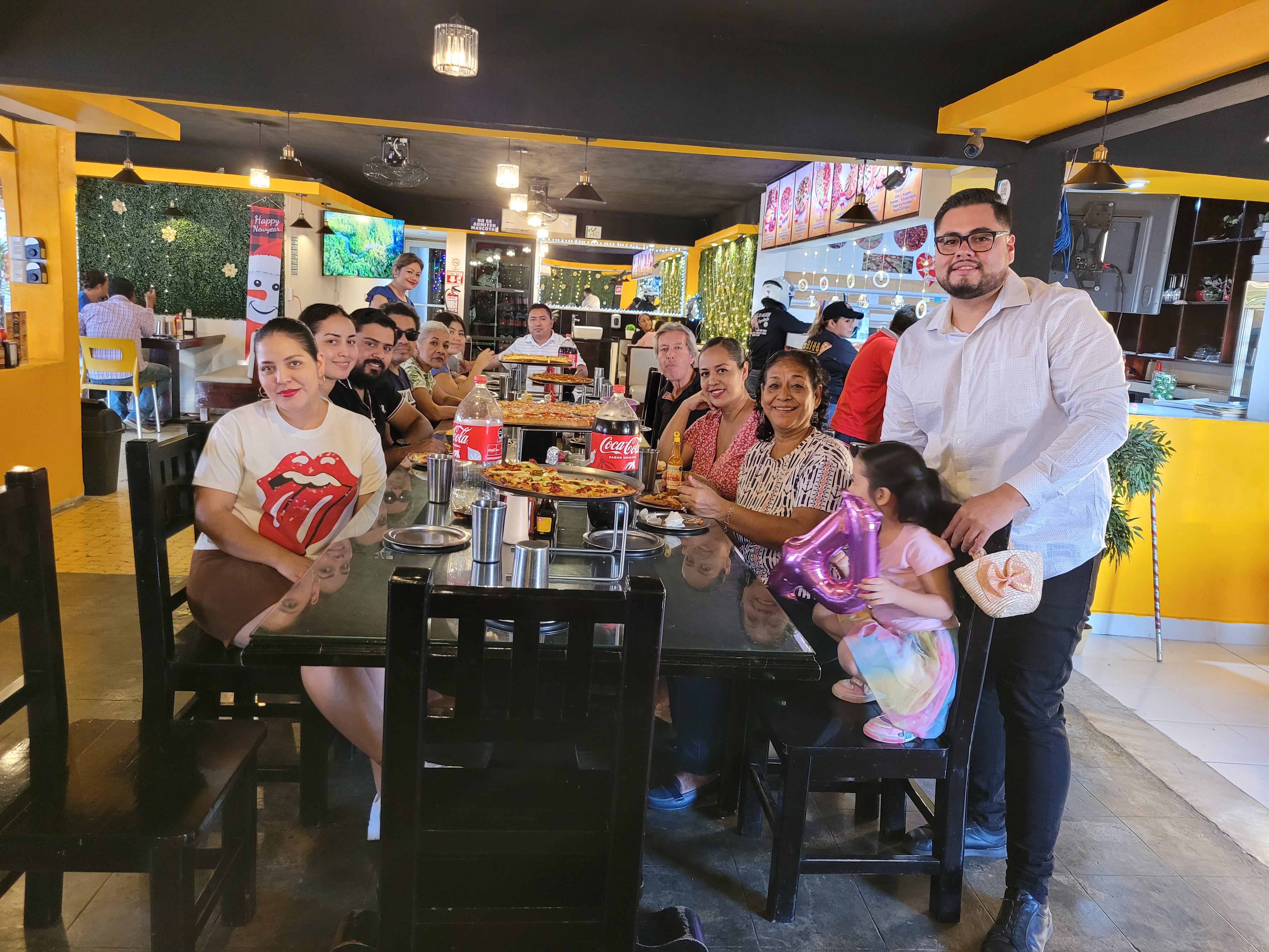 Rikas Pizzas image 4