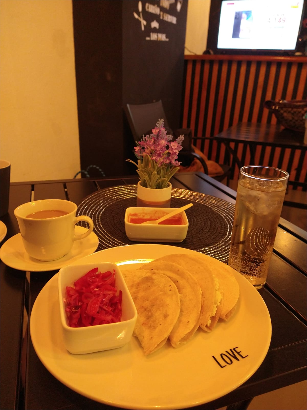 Los Cuates Restaurant image 3