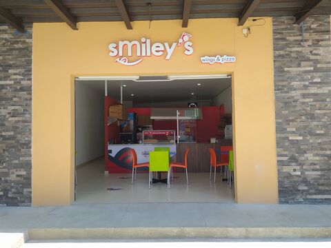 Smiley's Wings & Pizza image 3