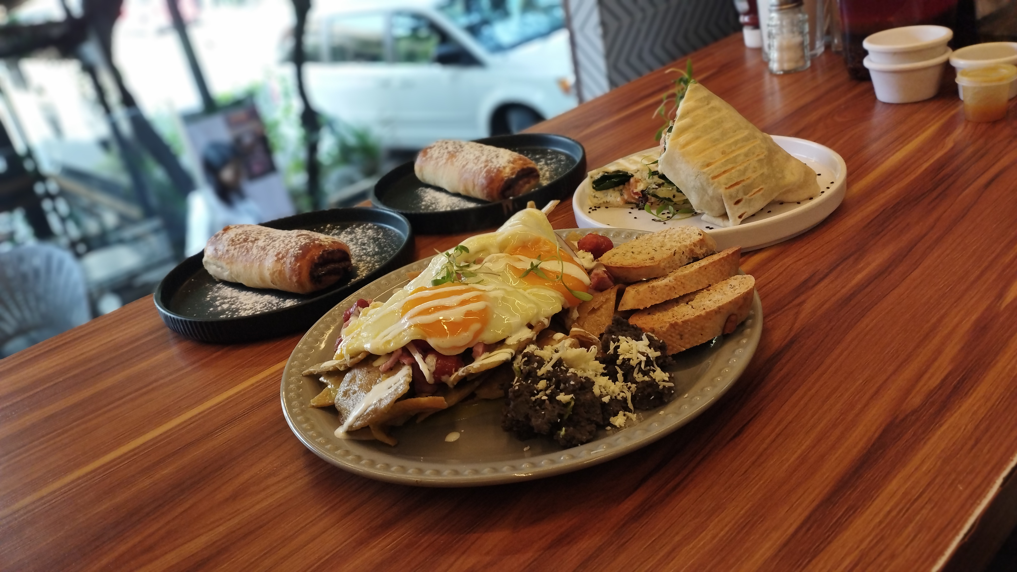 Dos Tapas Charcutería & Cervecería image 3