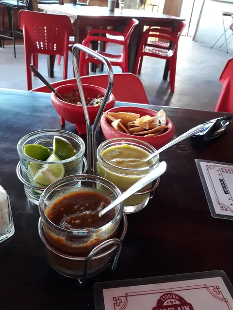 Esquina Maclain Tacos & Beer image 6