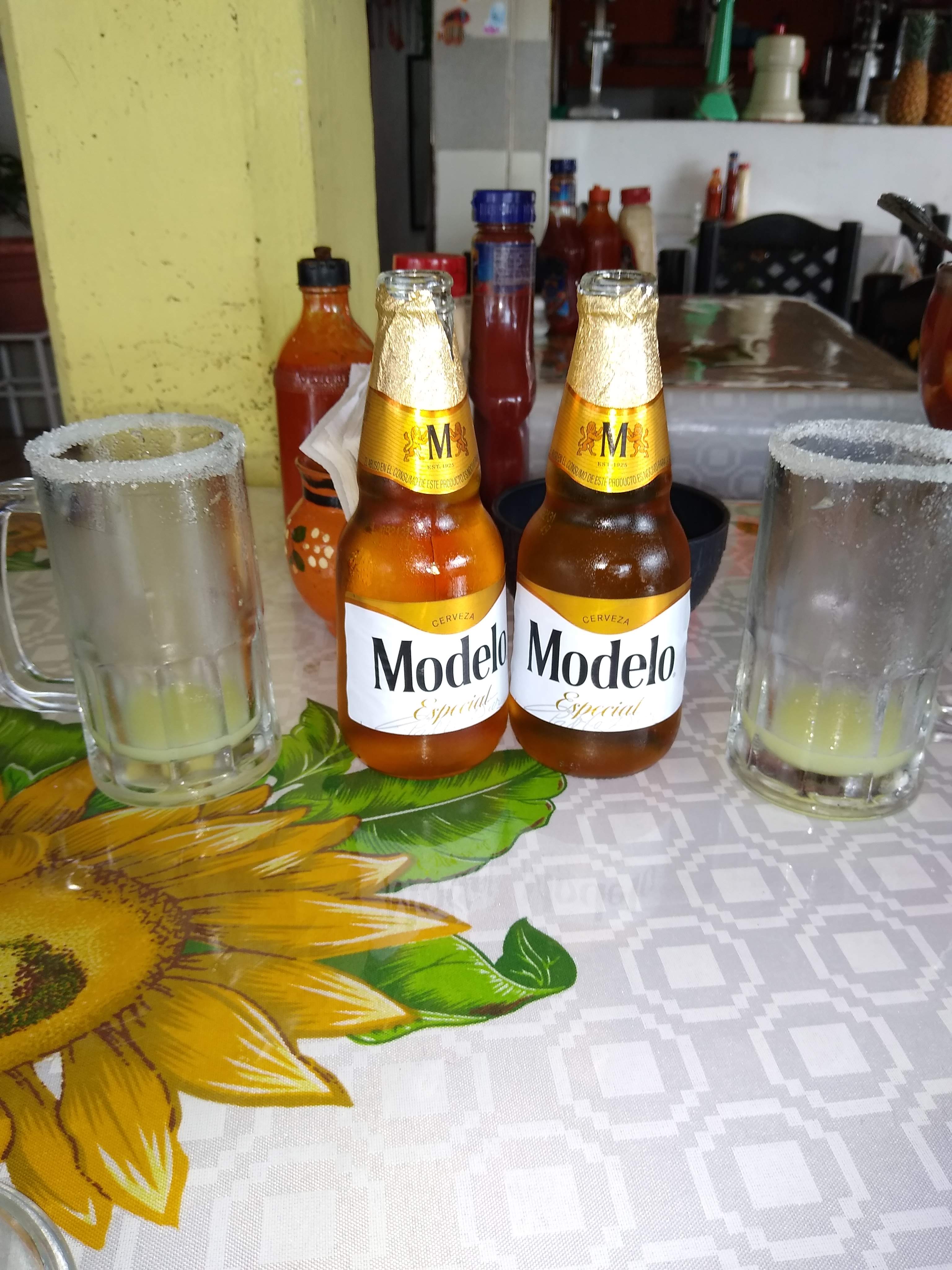 Las Hormigas Marisquería image 9