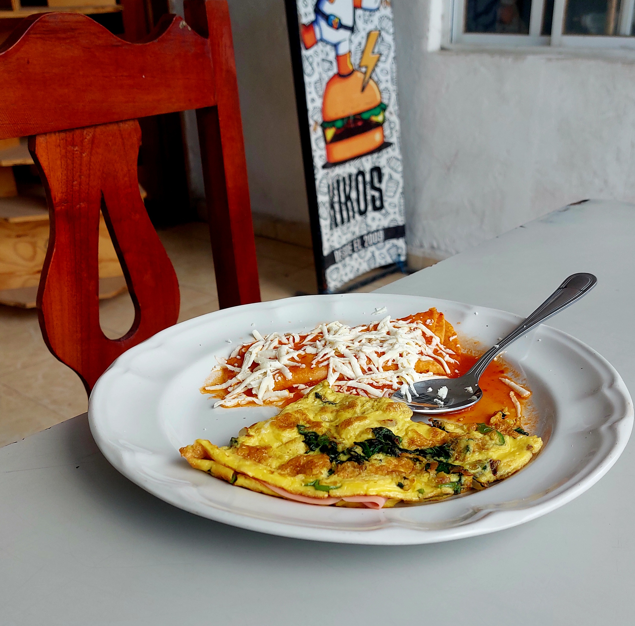 K I K O S N A C K S Alitas Hamburguesas Tortas Hotdogos Burritas Quesadillas Cuernos Pambazos etc. KIKOS image 1