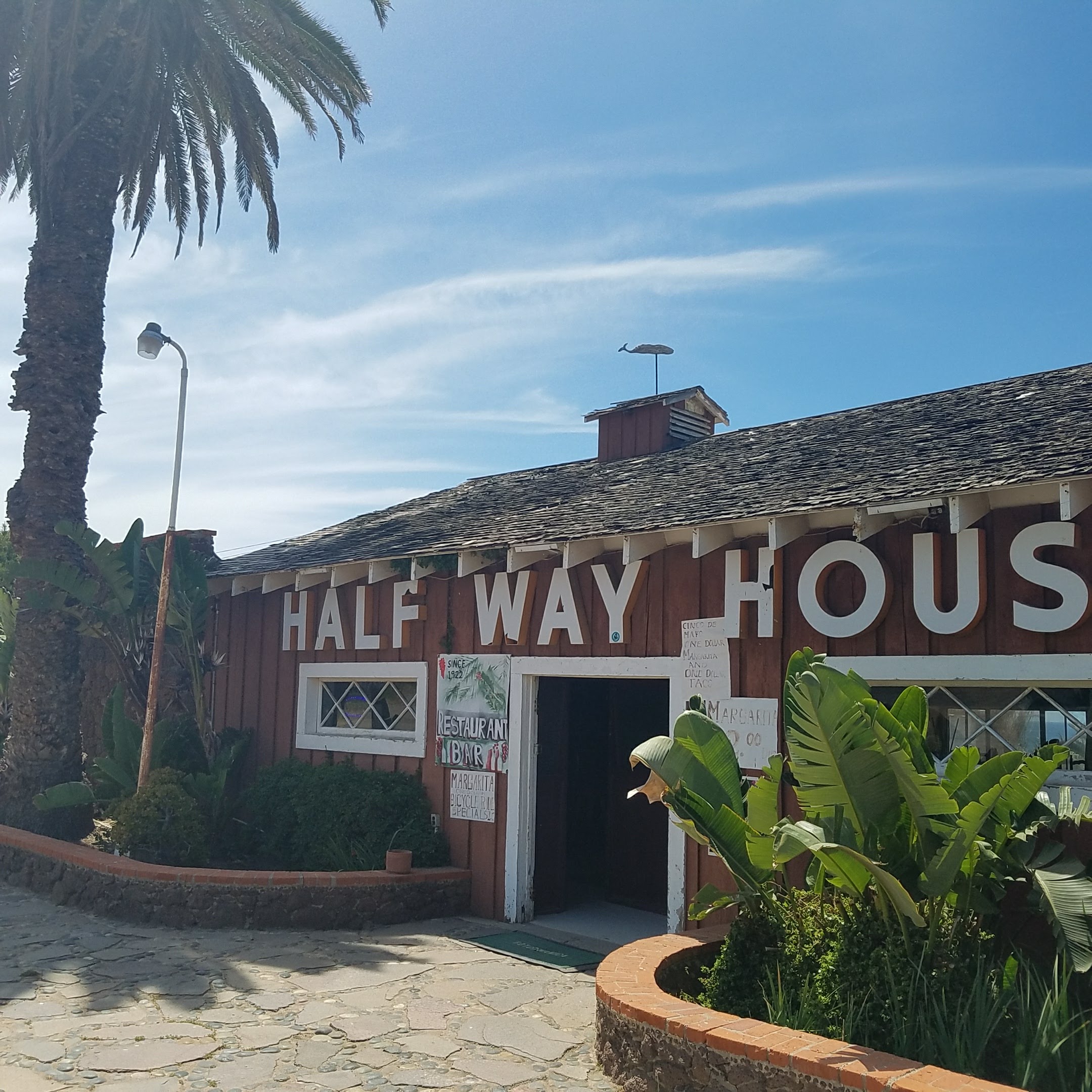 Half Way House / Medio Camino image 1