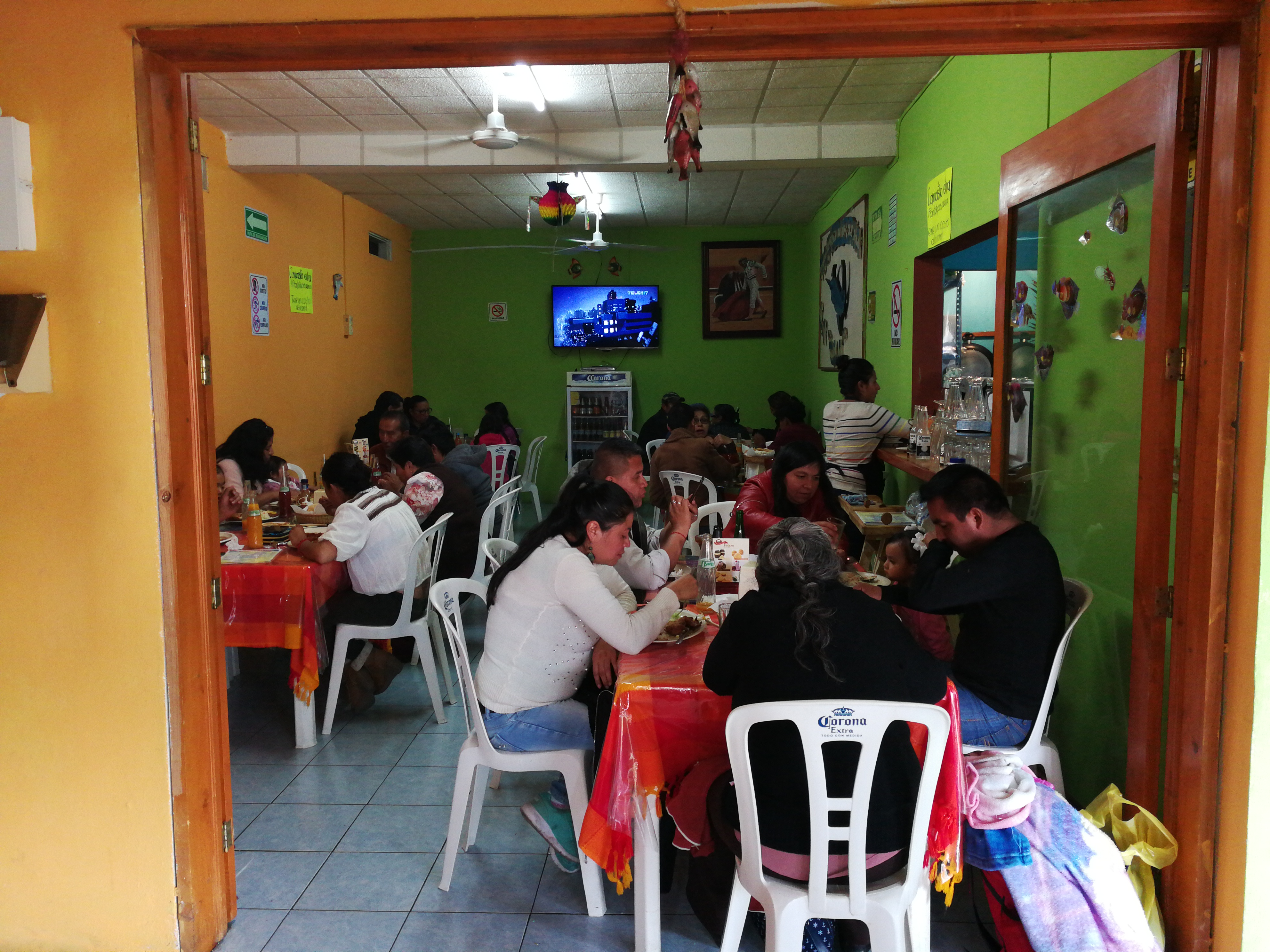 Marisqueria y Pescaderia "La Ola" image 1