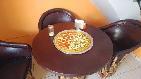 Pizzeria Los Candiles image 3