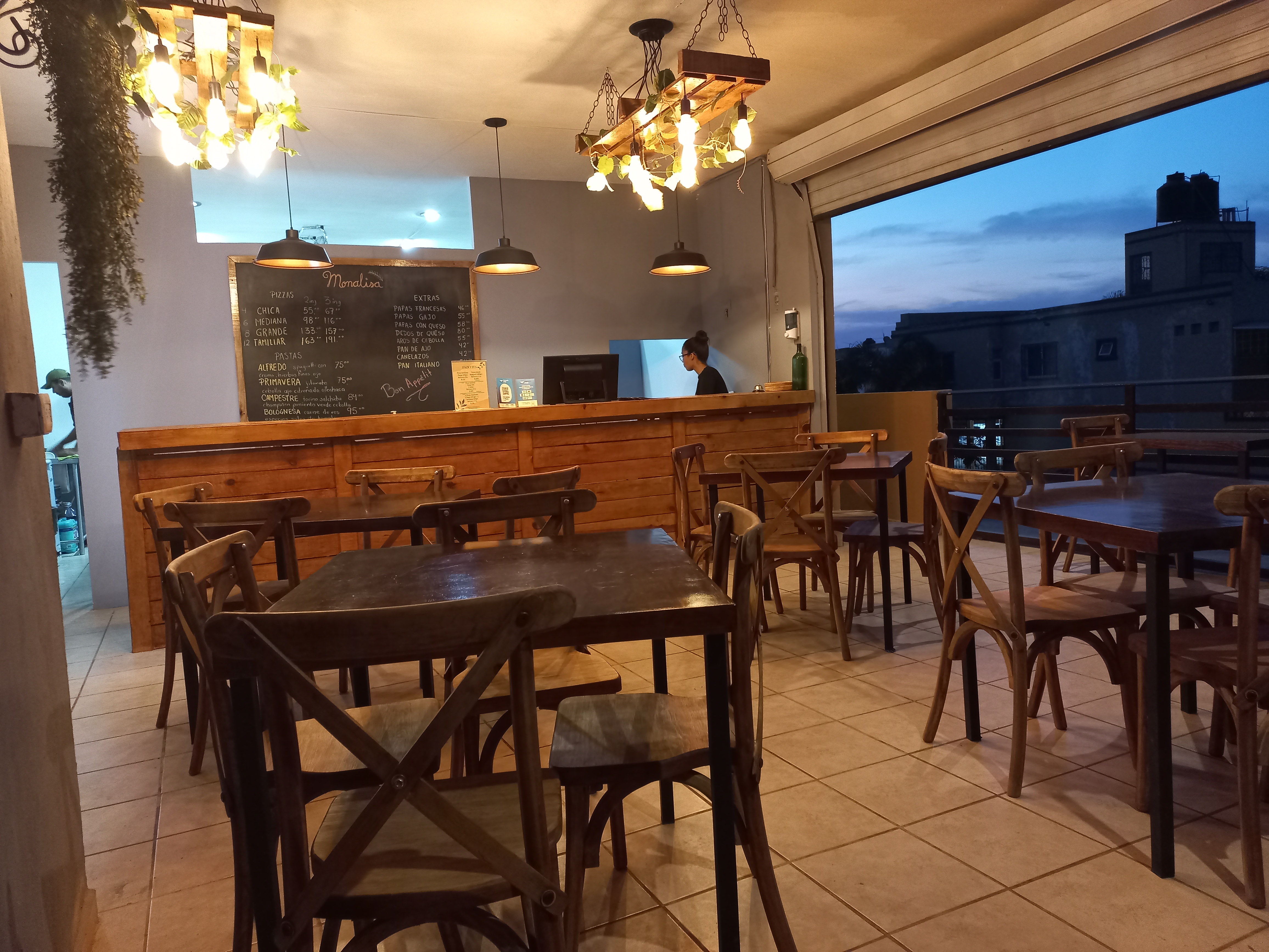 Monalisa pizzeria image 8