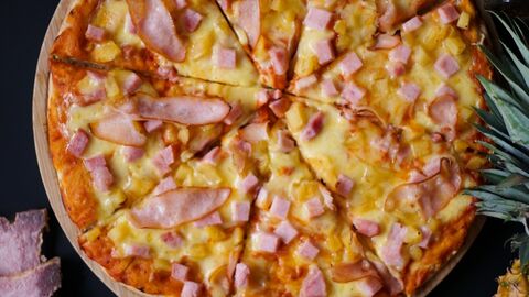 Black pizza image 2
