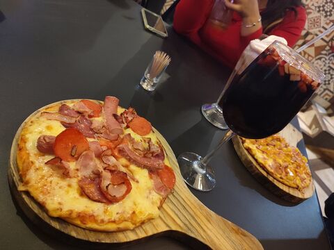 Black pizza image 7