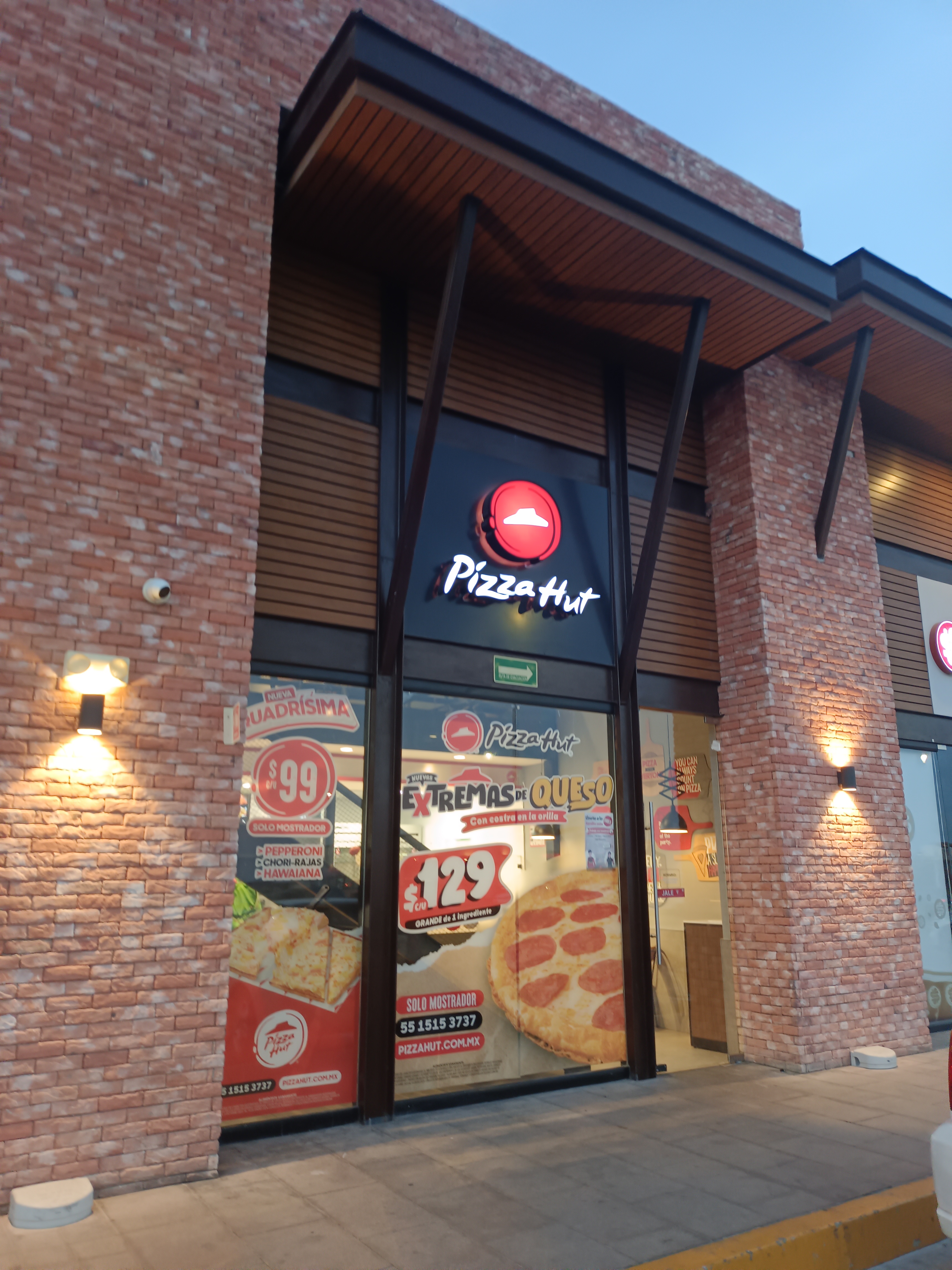 Pizza Hut El Refugio Qro image 5