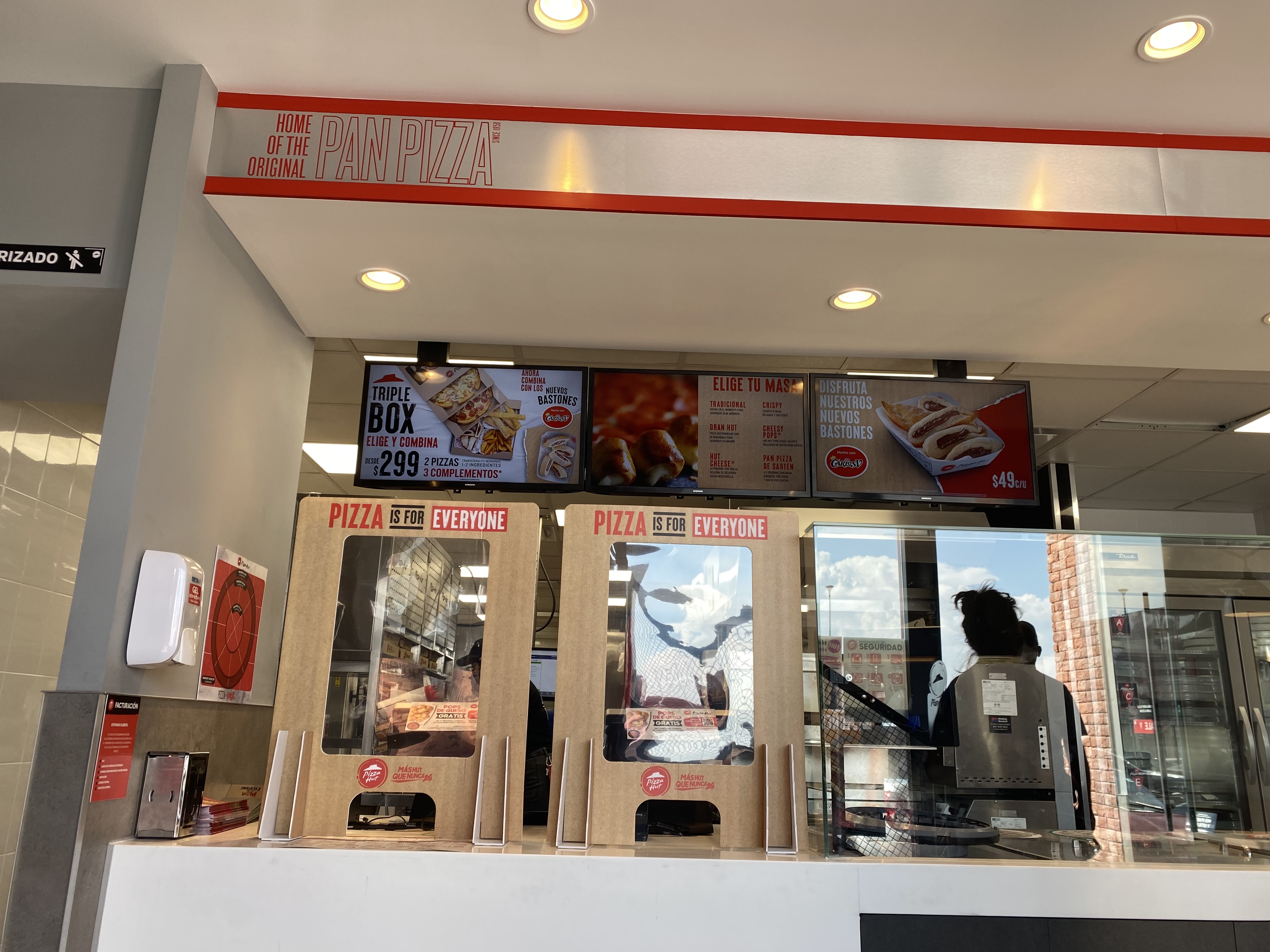 Pizza Hut El Refugio Qro image 7