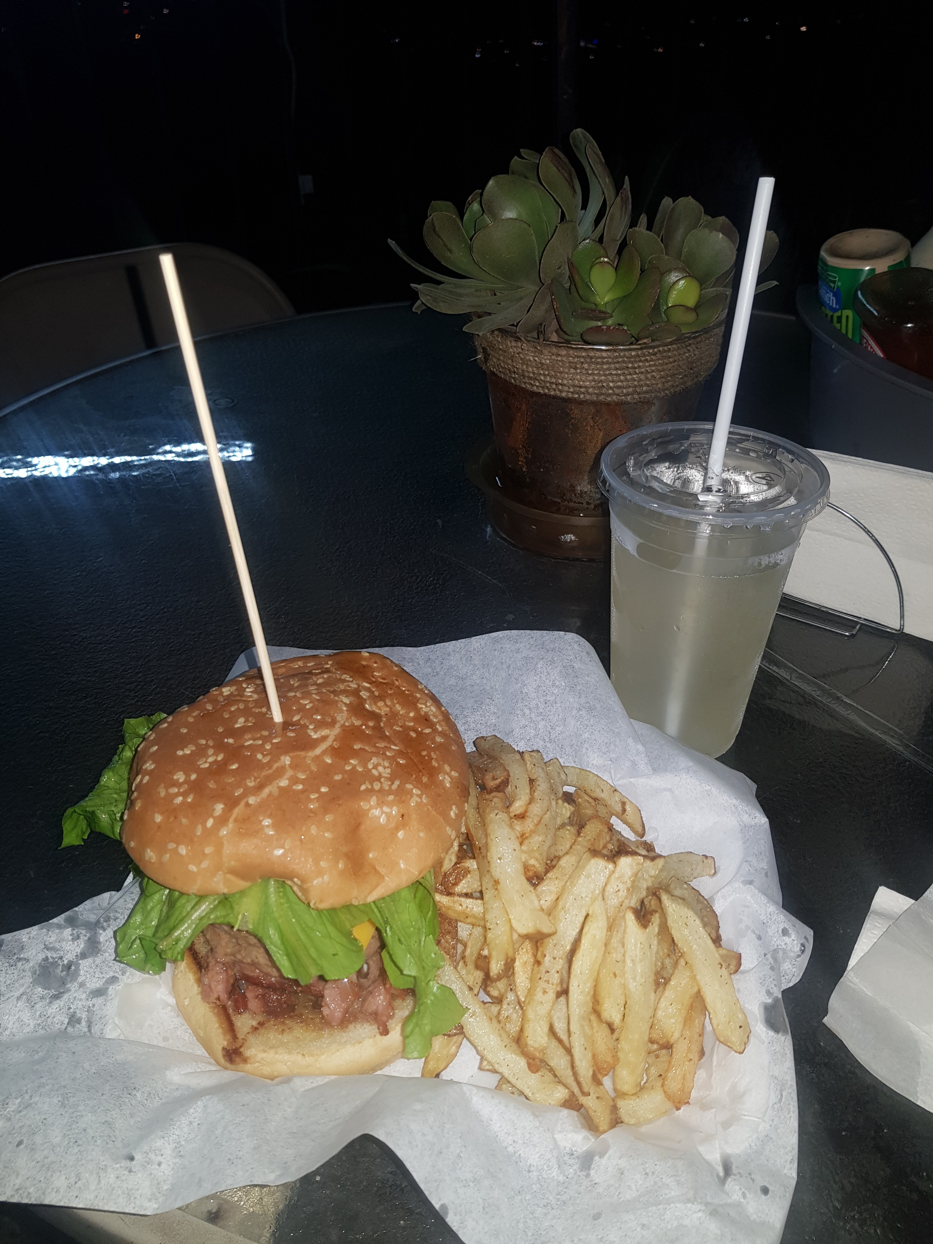 Berrinches Burguers image 1