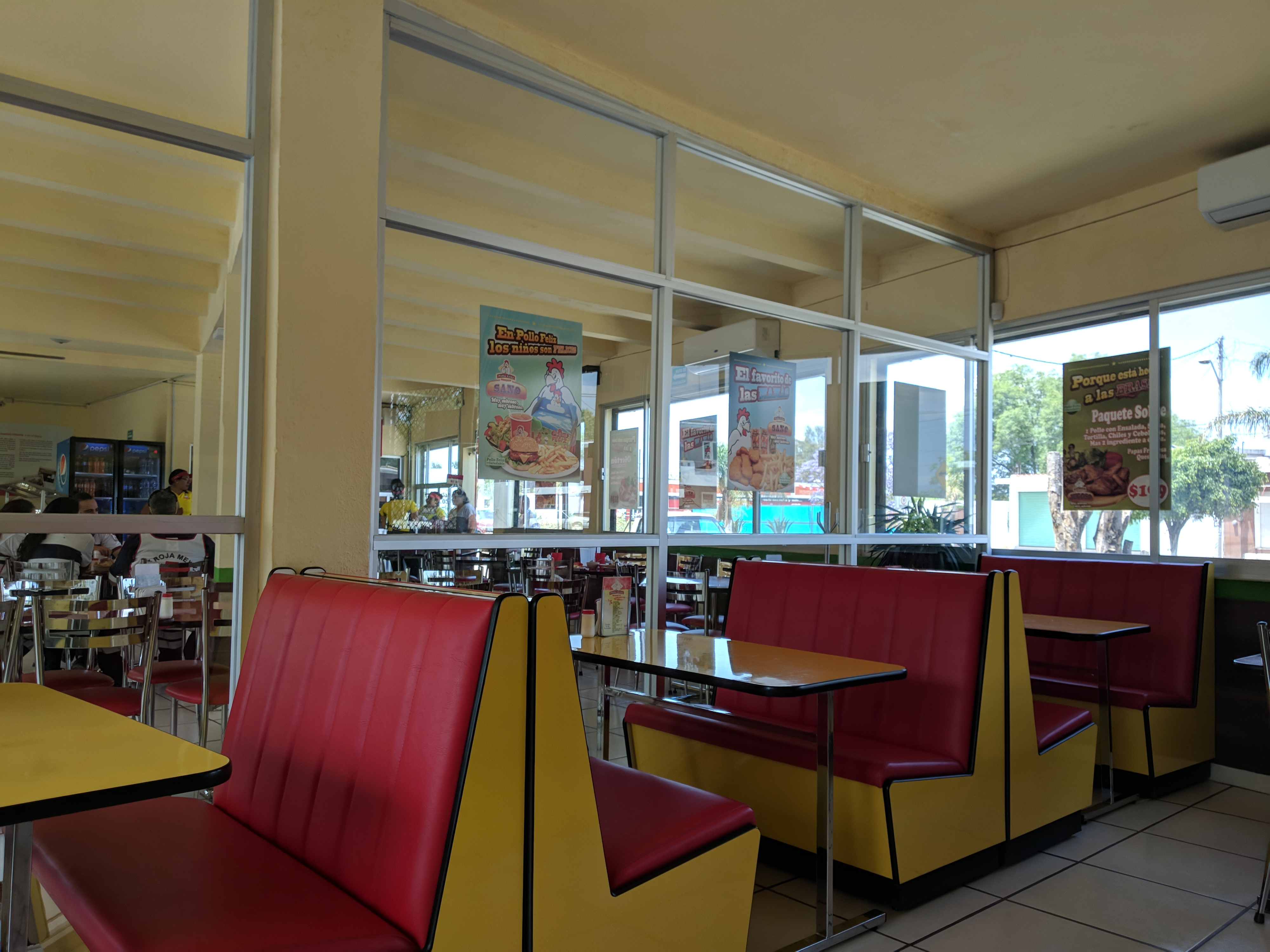 Pollo Feliz Salvatierra image 3