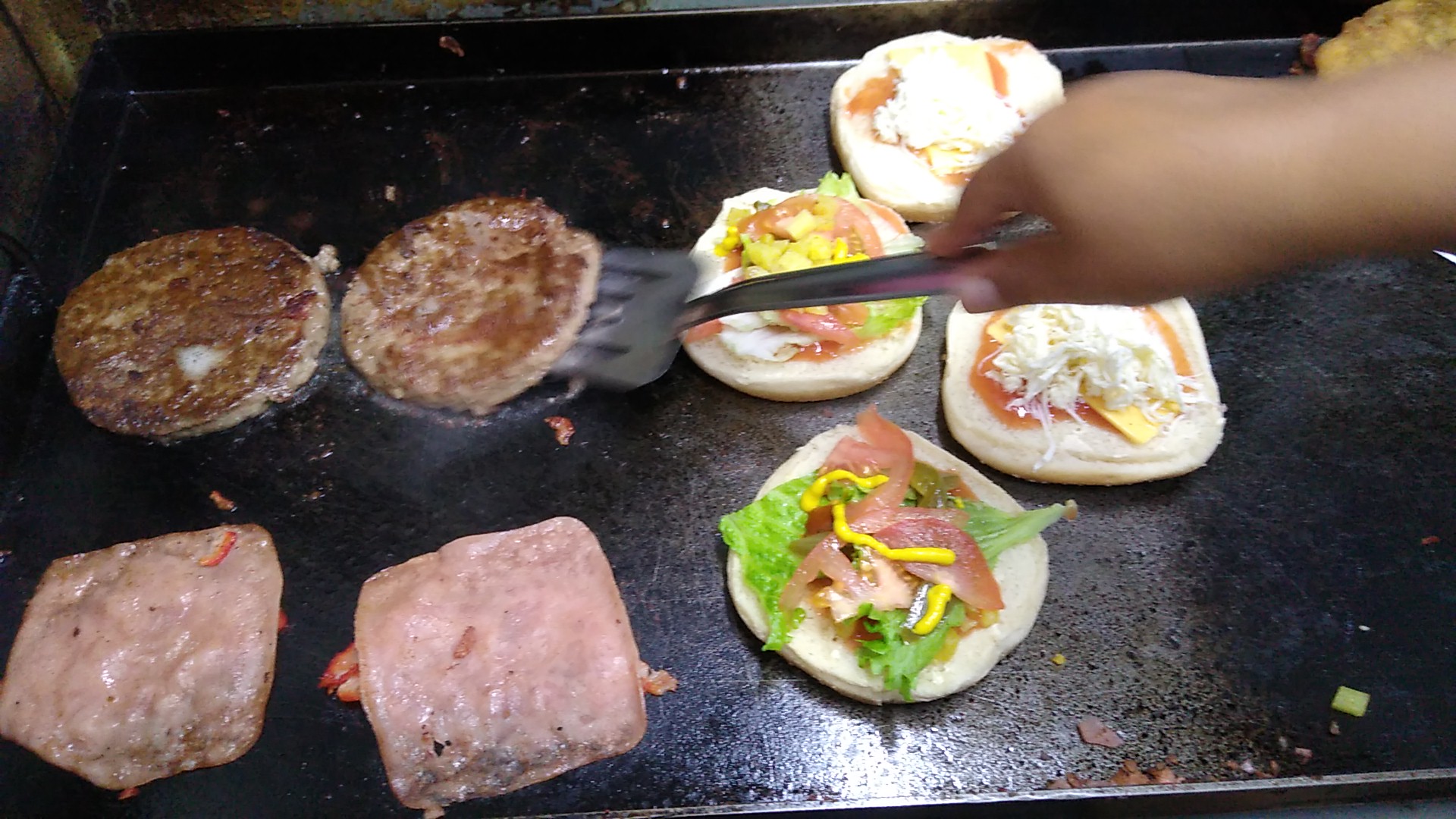 Tortas y Hamburguesas El césped image 2